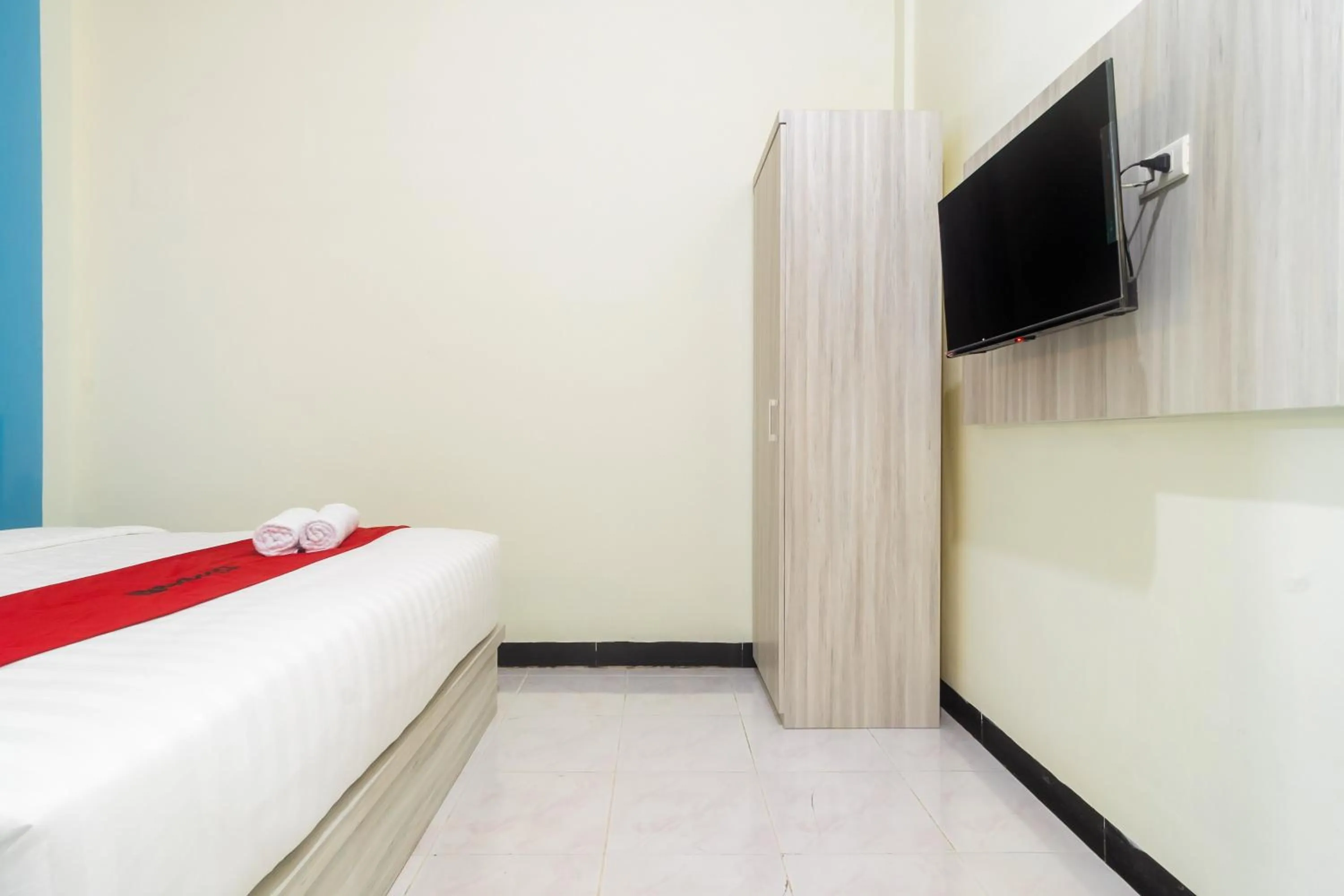 Bedroom, Bed in RedDoorz Plus at Sempurna Inn Medan