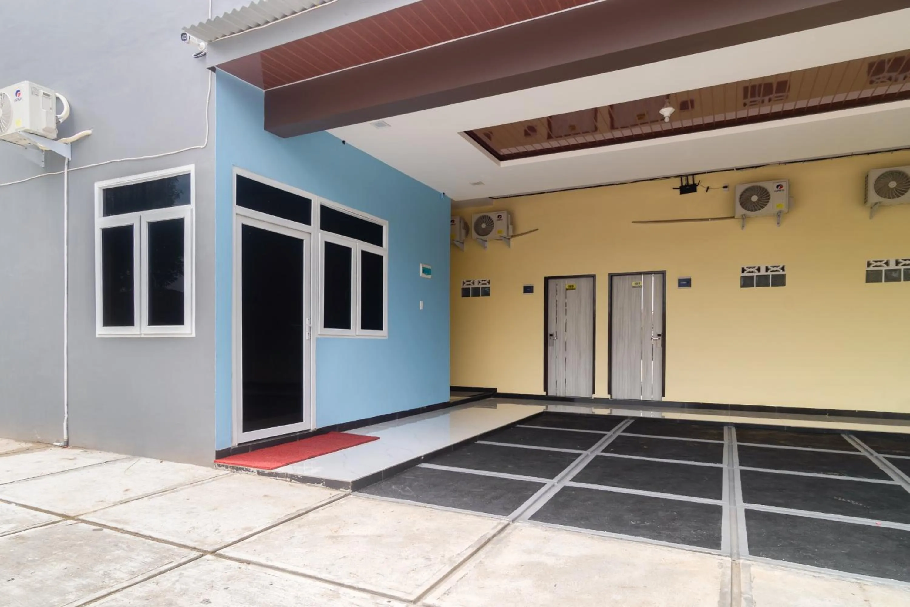 Facade/entrance in RedDoorz Plus at Sempurna Inn Medan