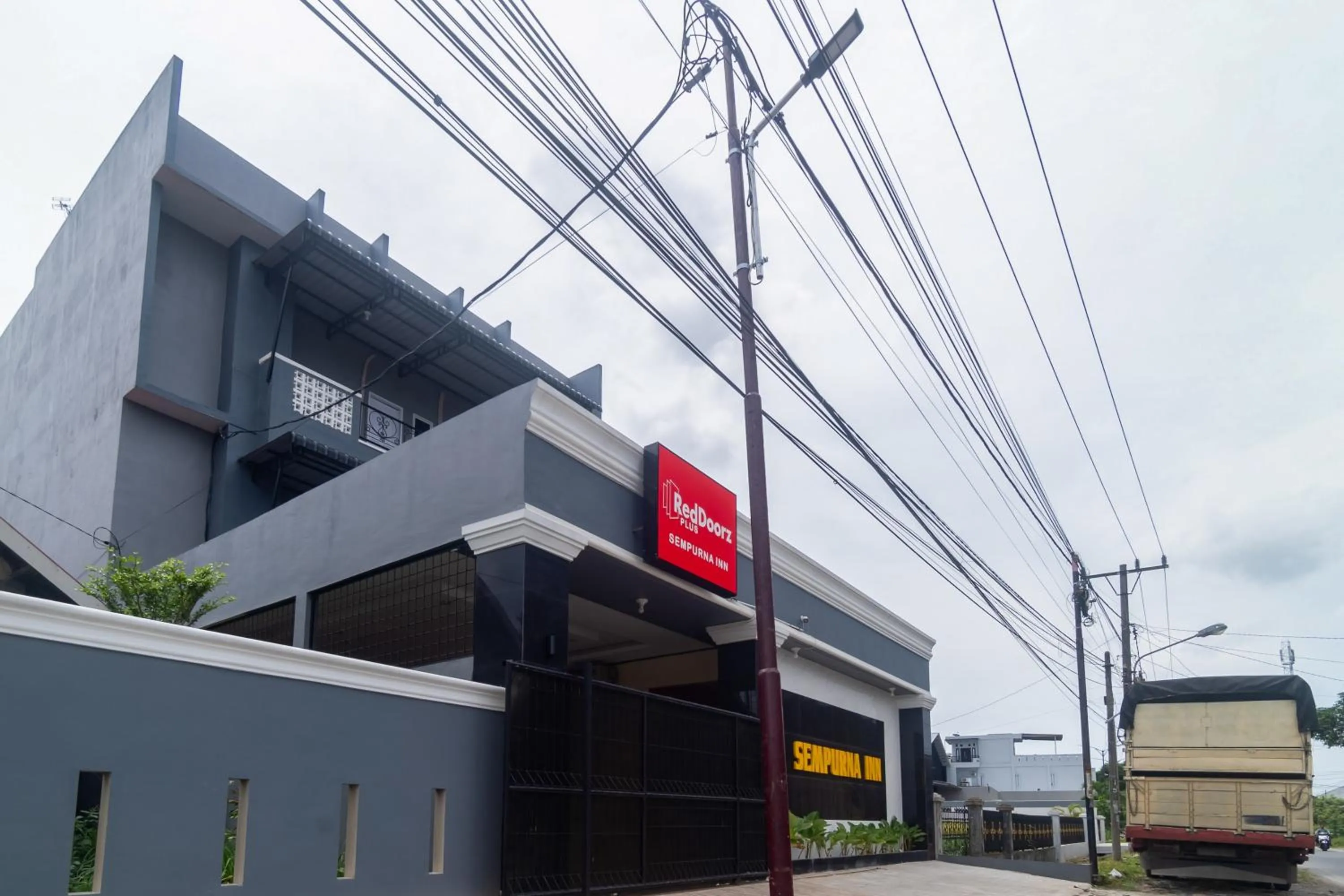 Facade/entrance in RedDoorz Plus at Sempurna Inn Medan