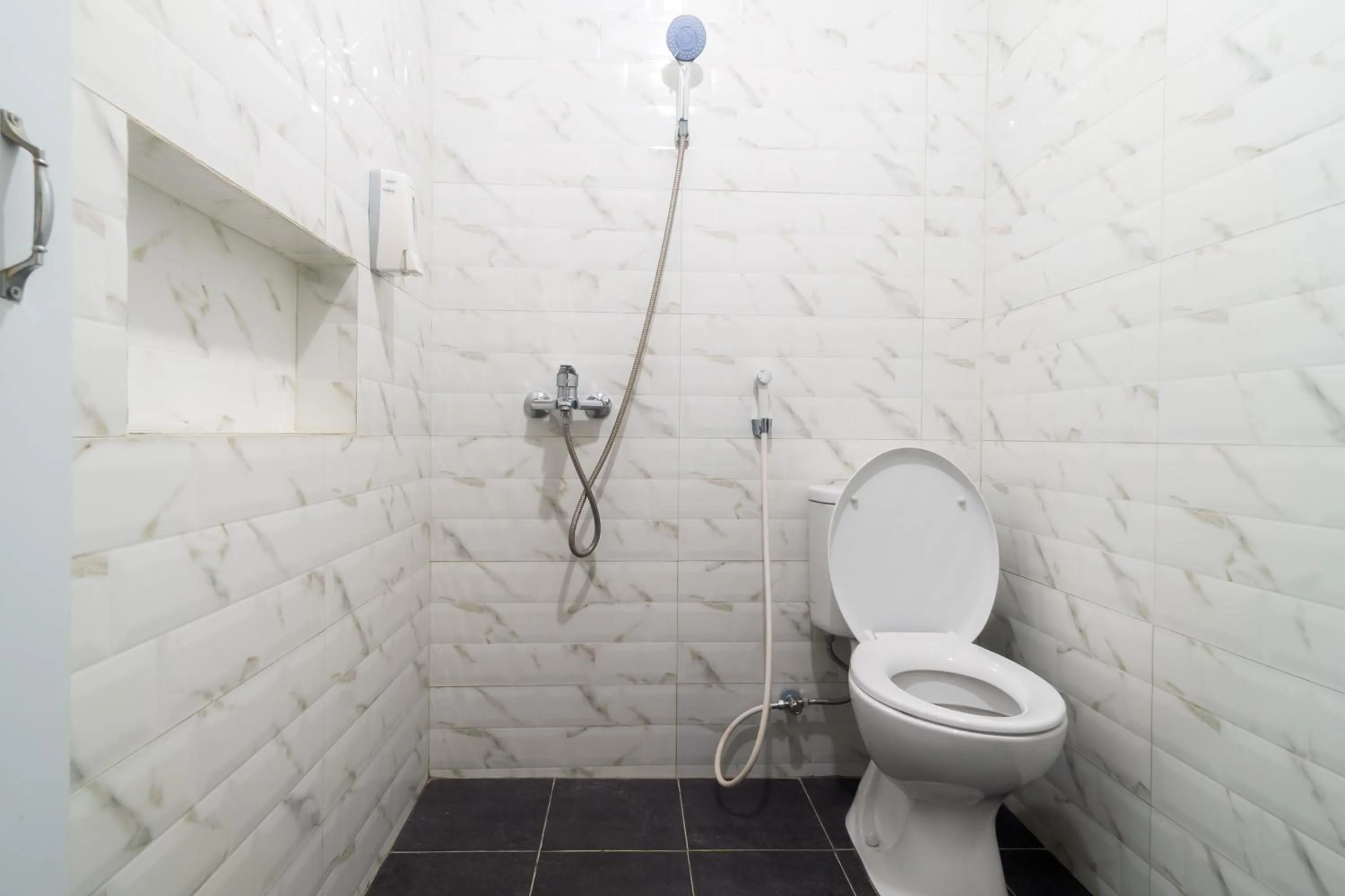 Bathroom in RedDoorz Plus at Sempurna Inn Medan