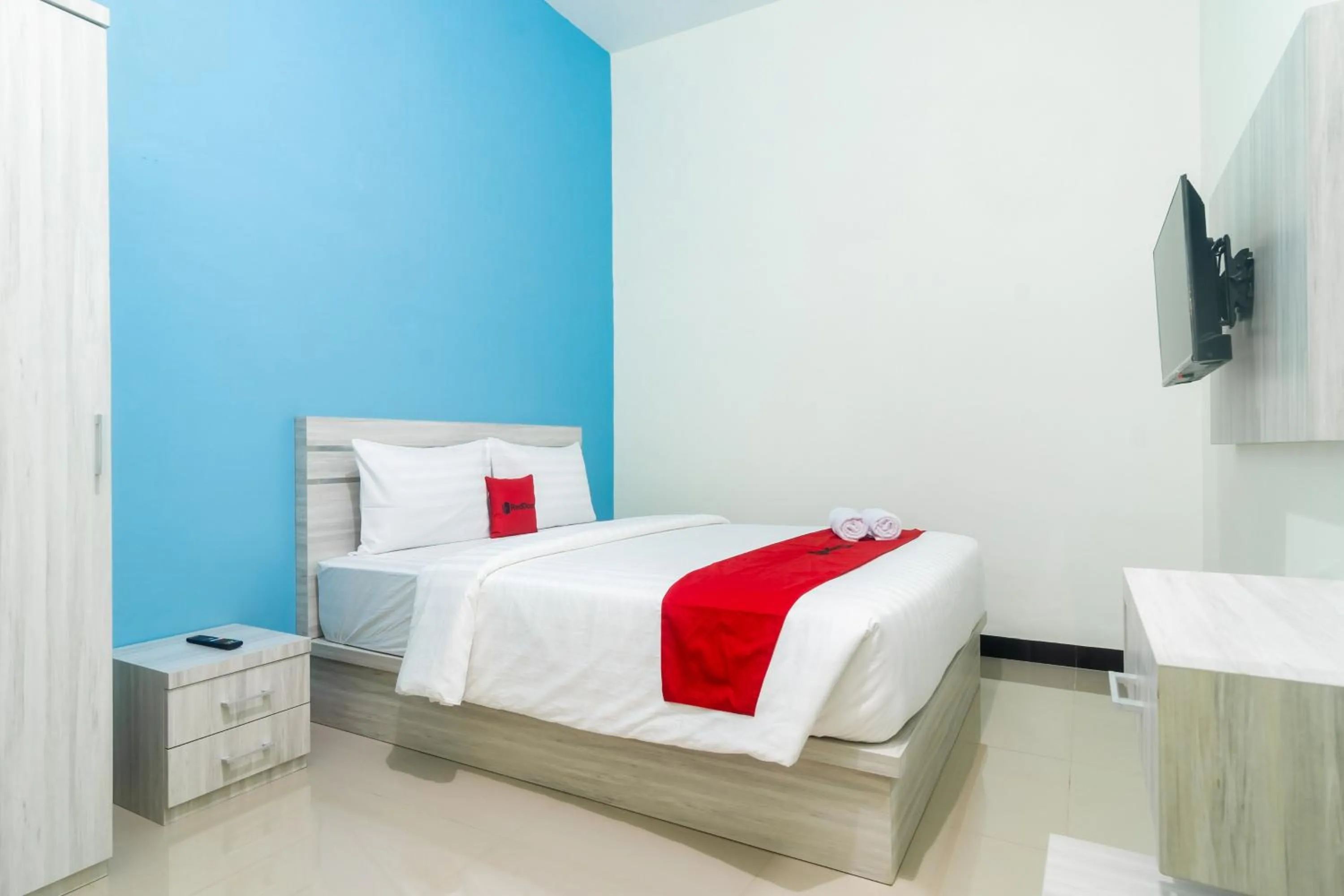 Bedroom, Bed in RedDoorz Plus at Sempurna Inn Medan