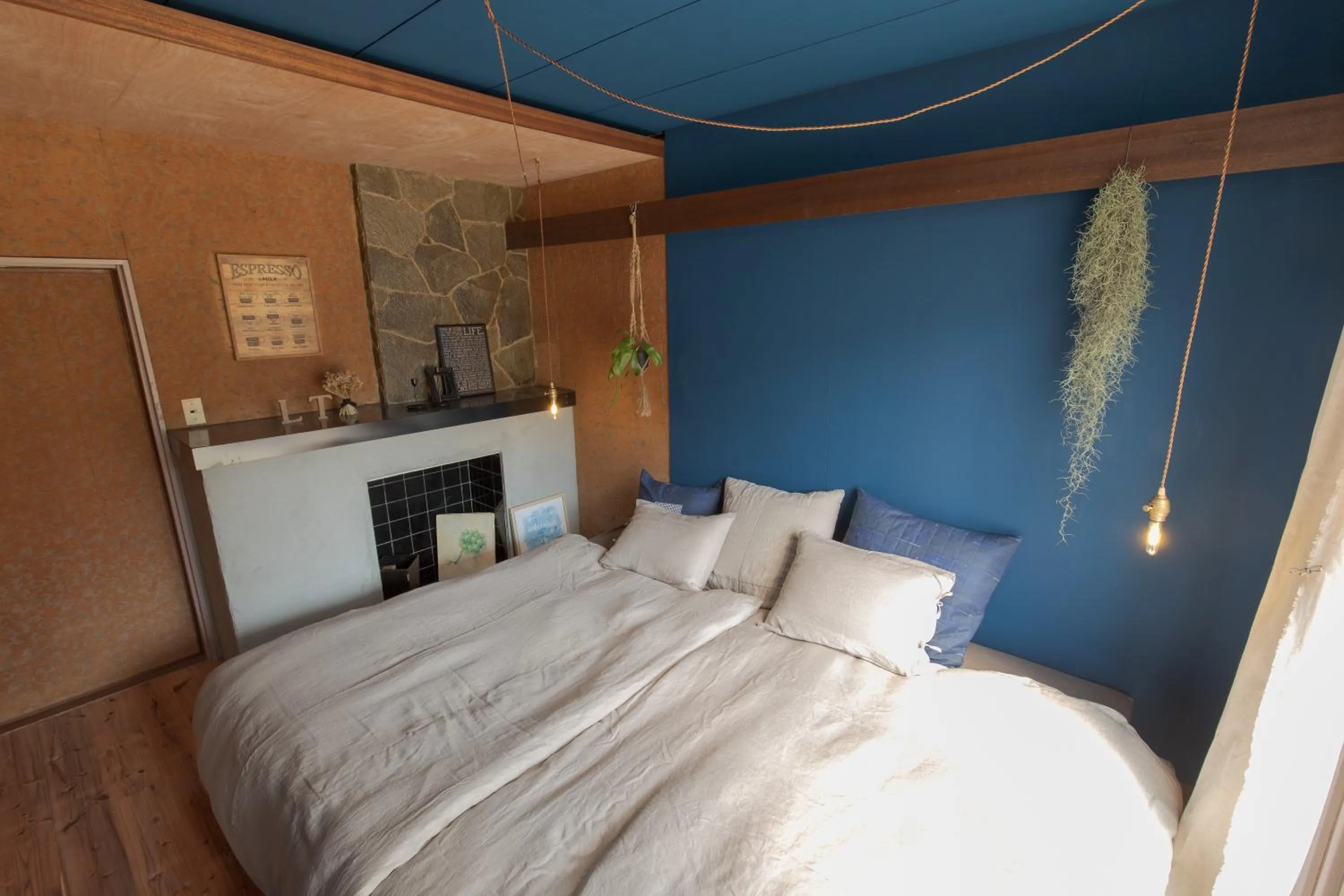 Bedroom, Bed in La toile