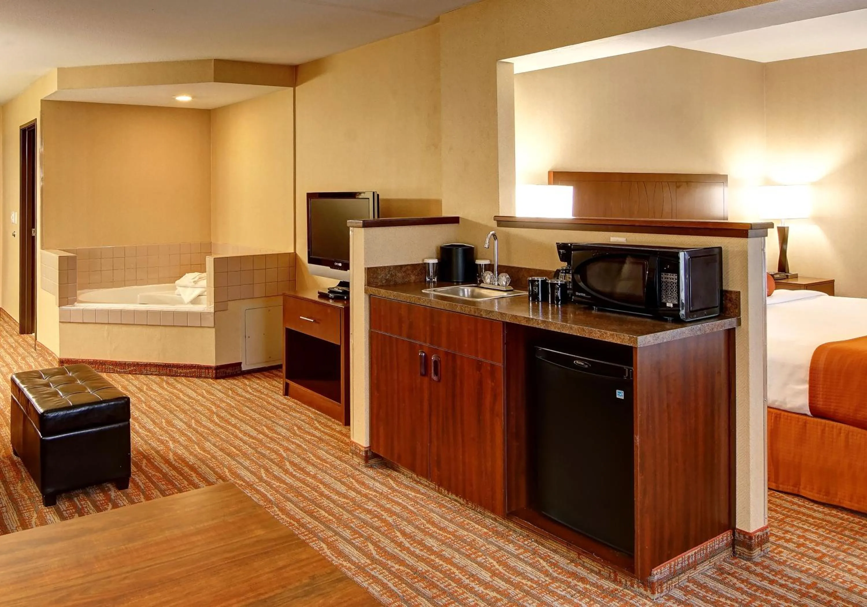 Kitchen or kitchenette, Bed in Phoenix Inn Suites Albany