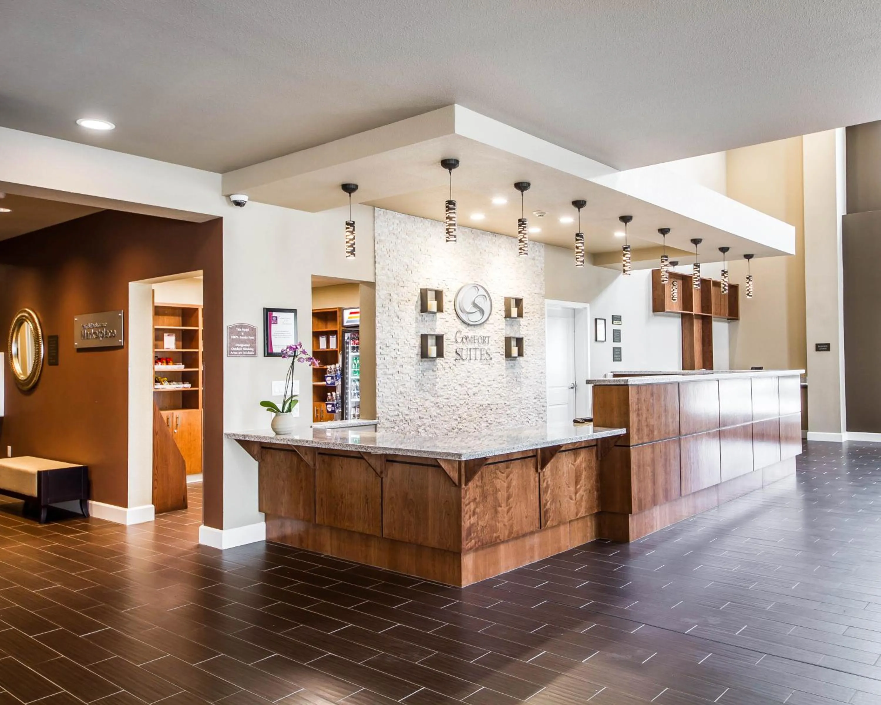 Lobby or reception in Comfort Suites Woodland - Sacramento Airport