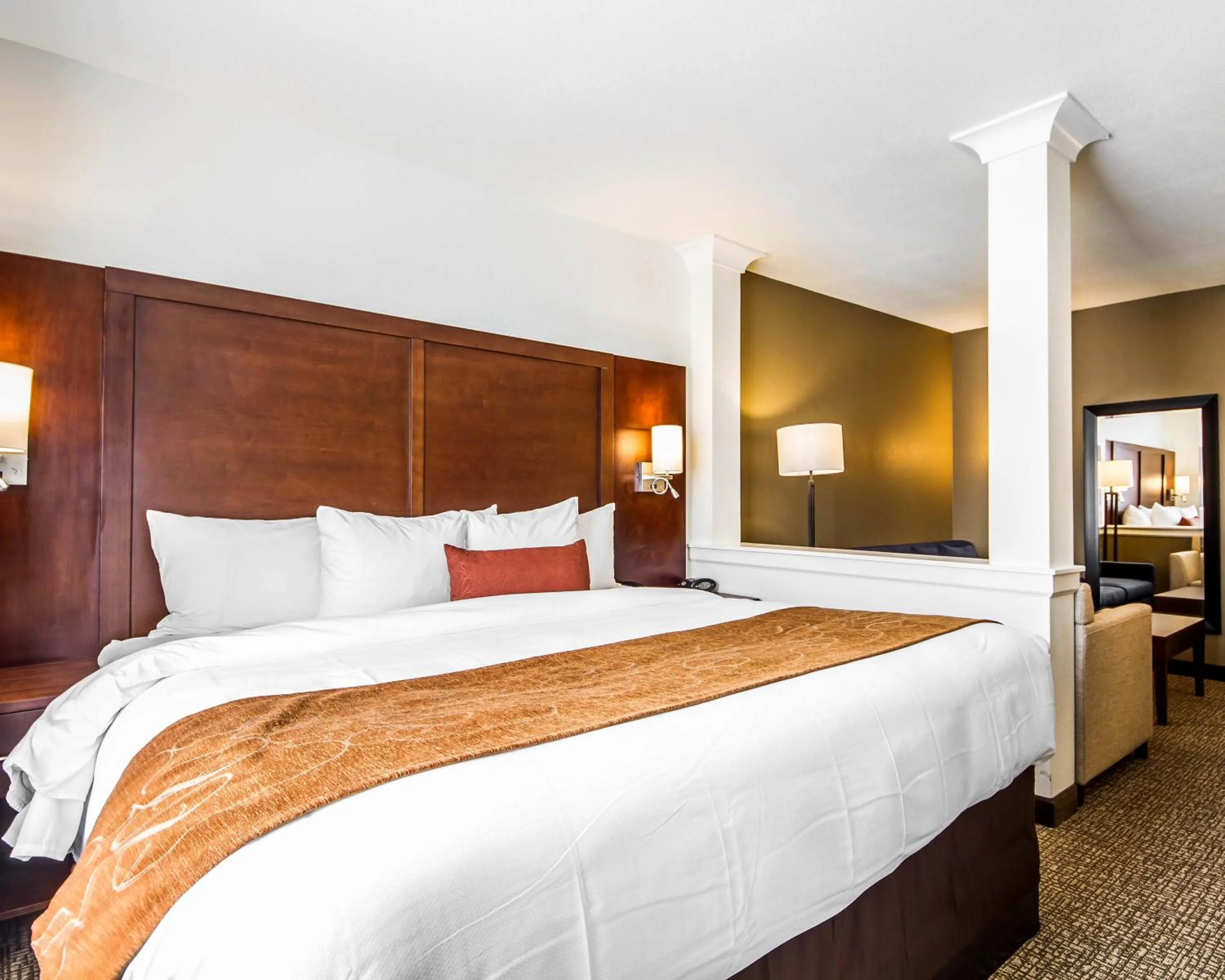 Photo of the whole room, Bed in Comfort Suites Woodland - Sacramento Airport