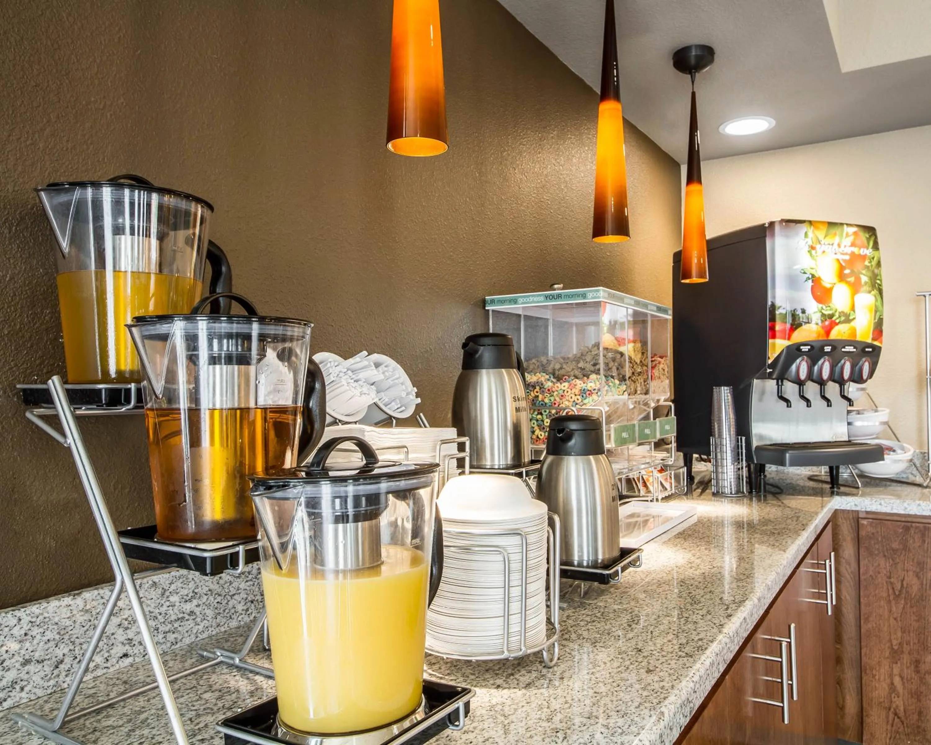 Dining area in Comfort Suites Woodland - Sacramento Airport