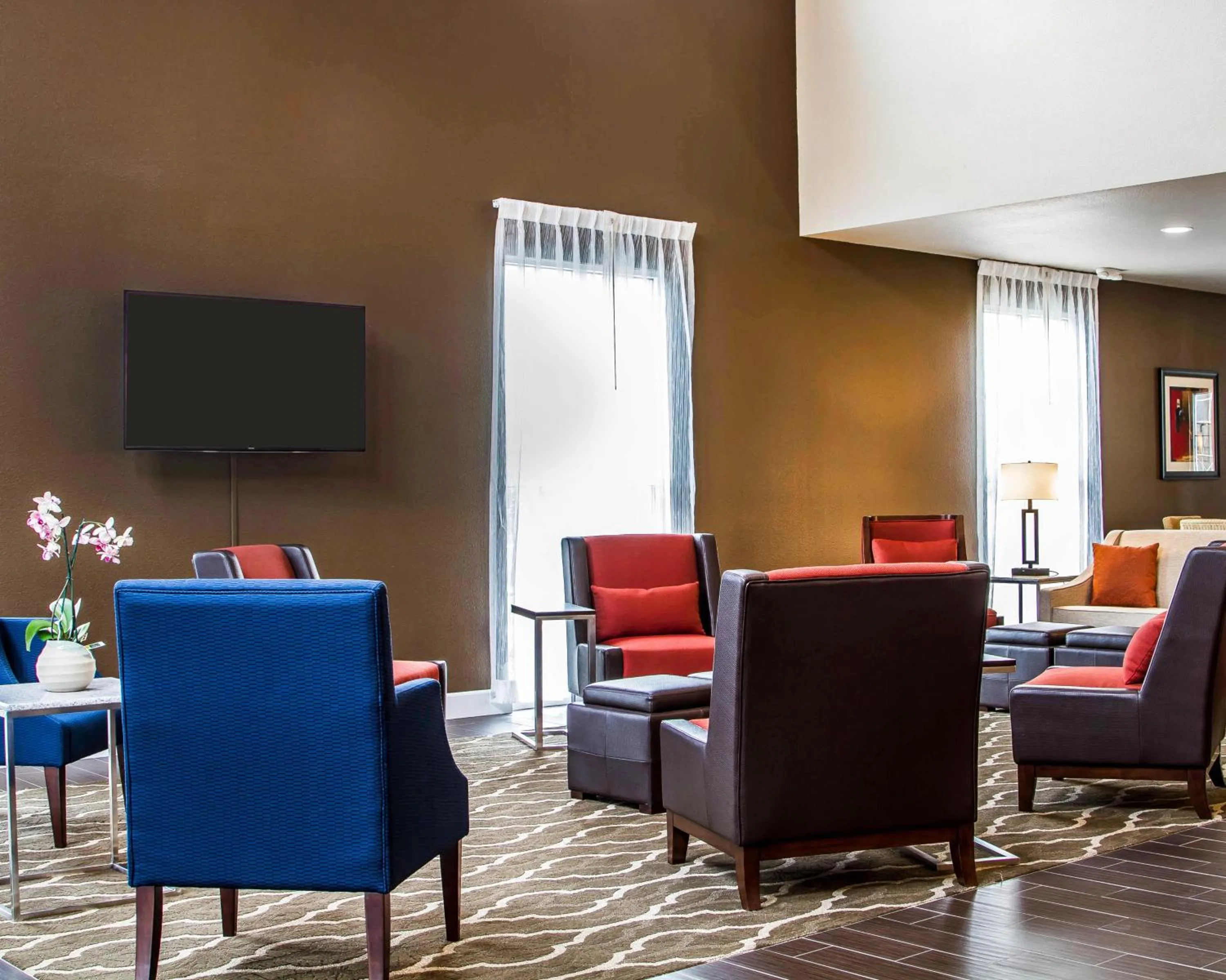 Communal lounge/ TV room in Comfort Suites Woodland - Sacramento Airport