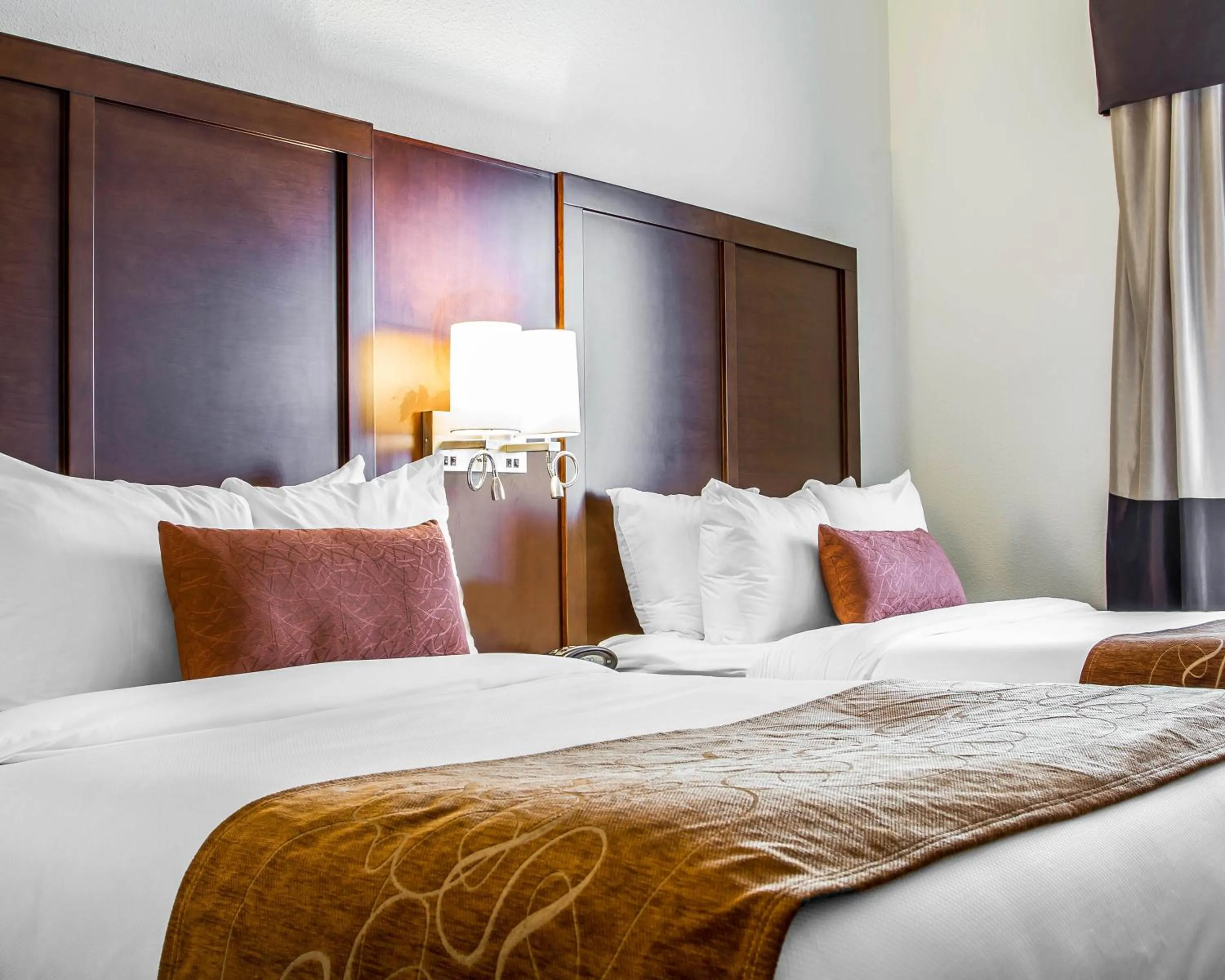 Decorative detail, Bed in Comfort Suites Woodland - Sacramento Airport