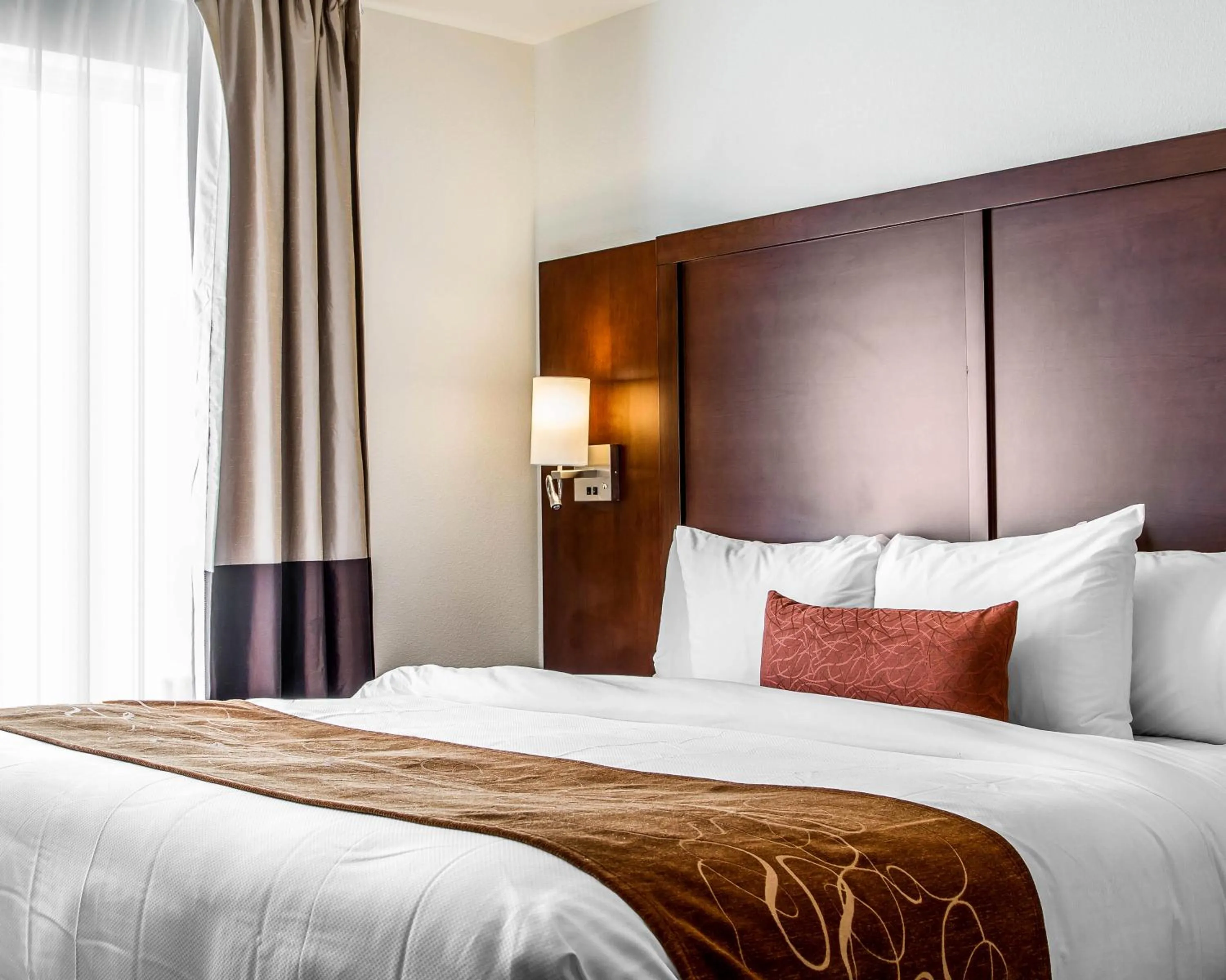 Decorative detail, Bed in Comfort Suites Woodland - Sacramento Airport