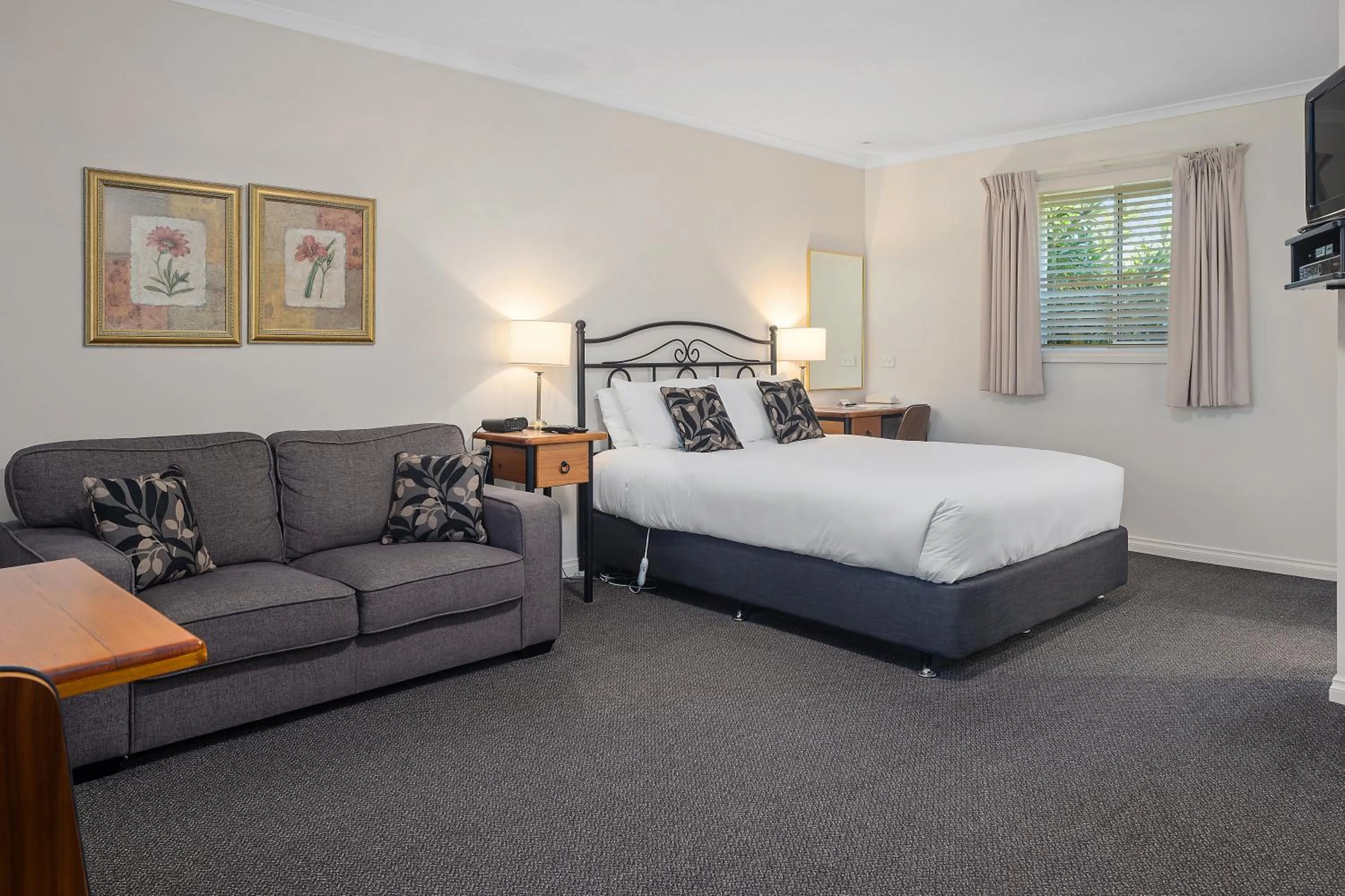 Bedroom, Bed in Yarra Gables