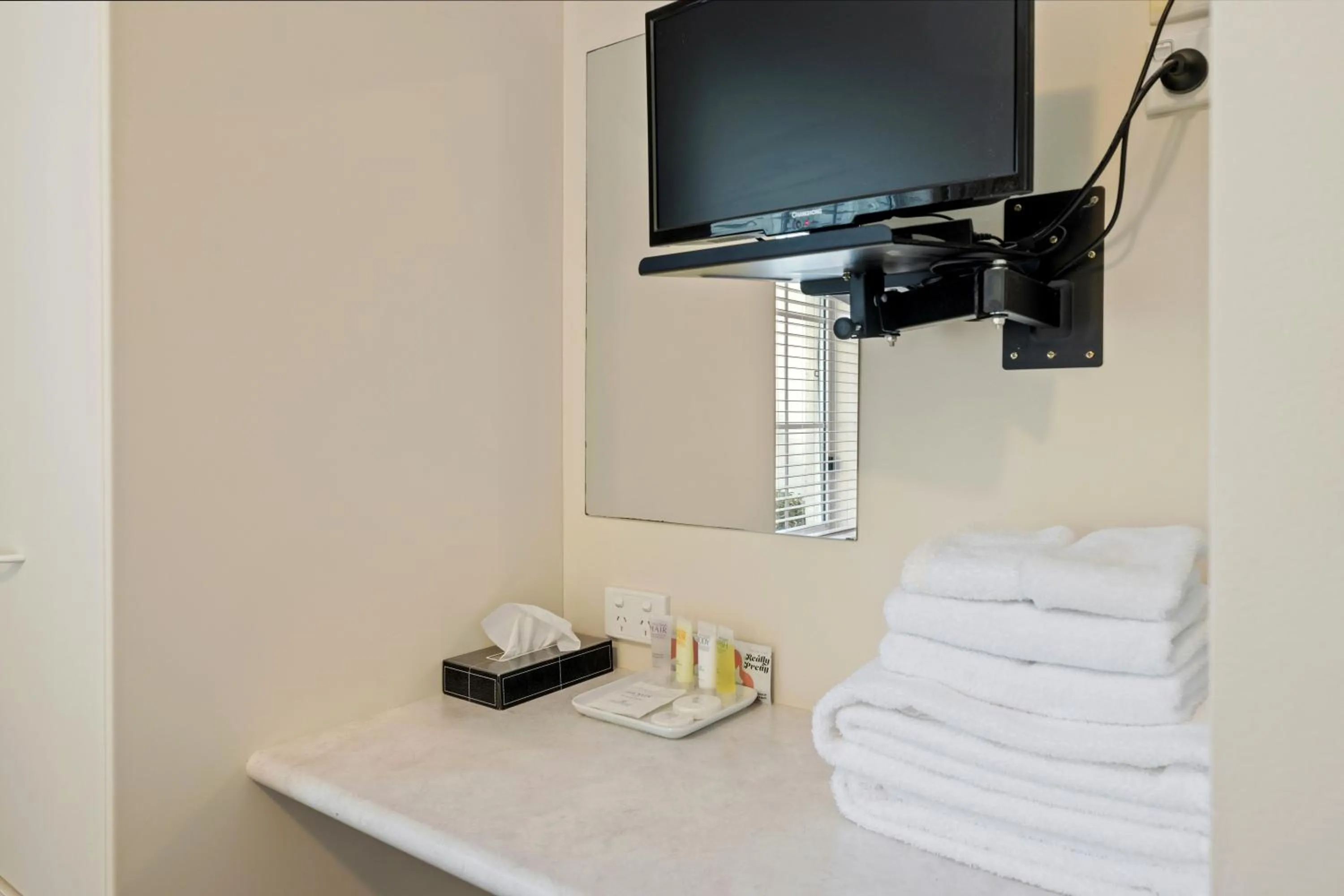 Bedroom, Bed in Yarra Gables