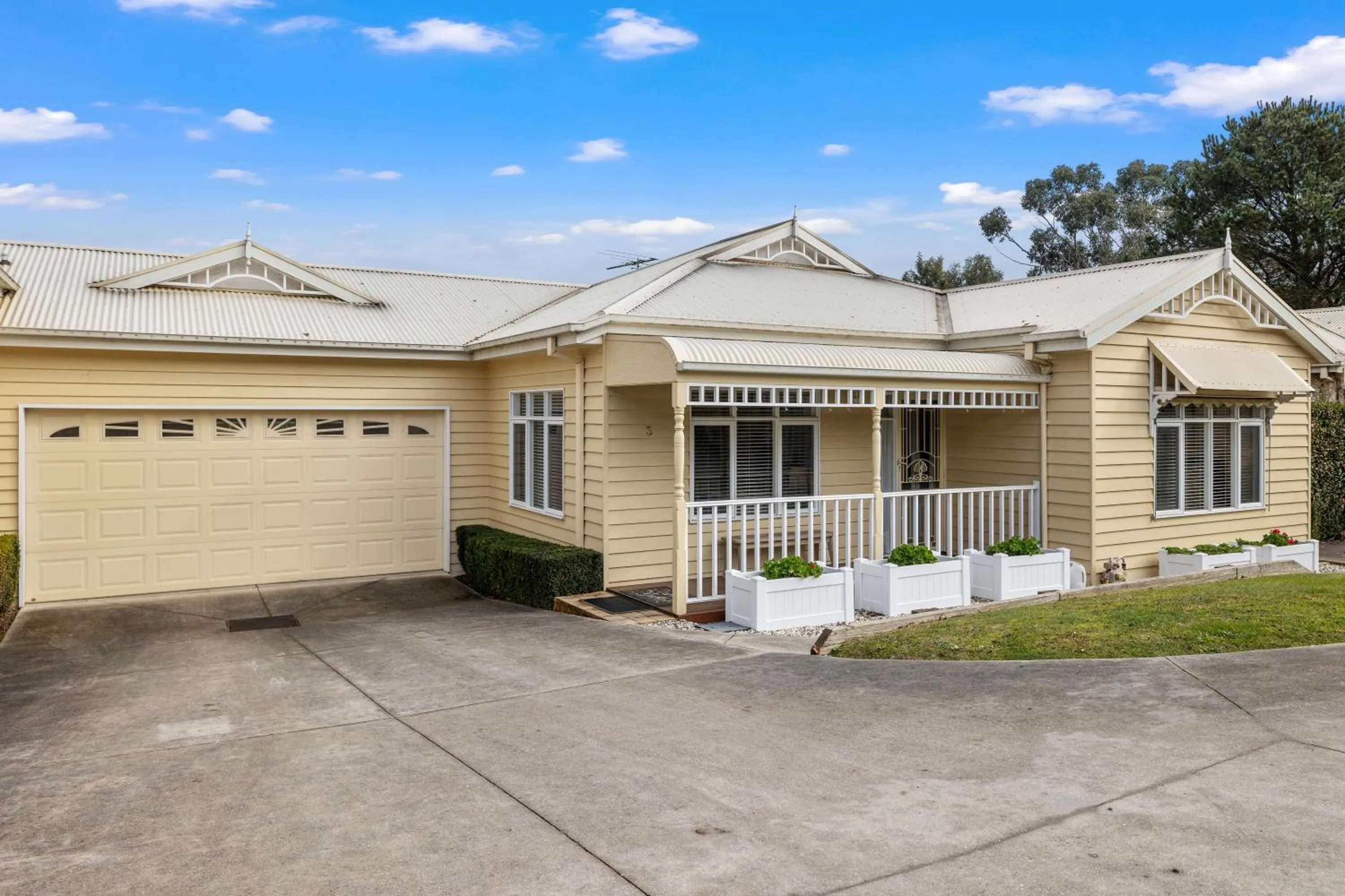 Facade/entrance in Yarra Gables