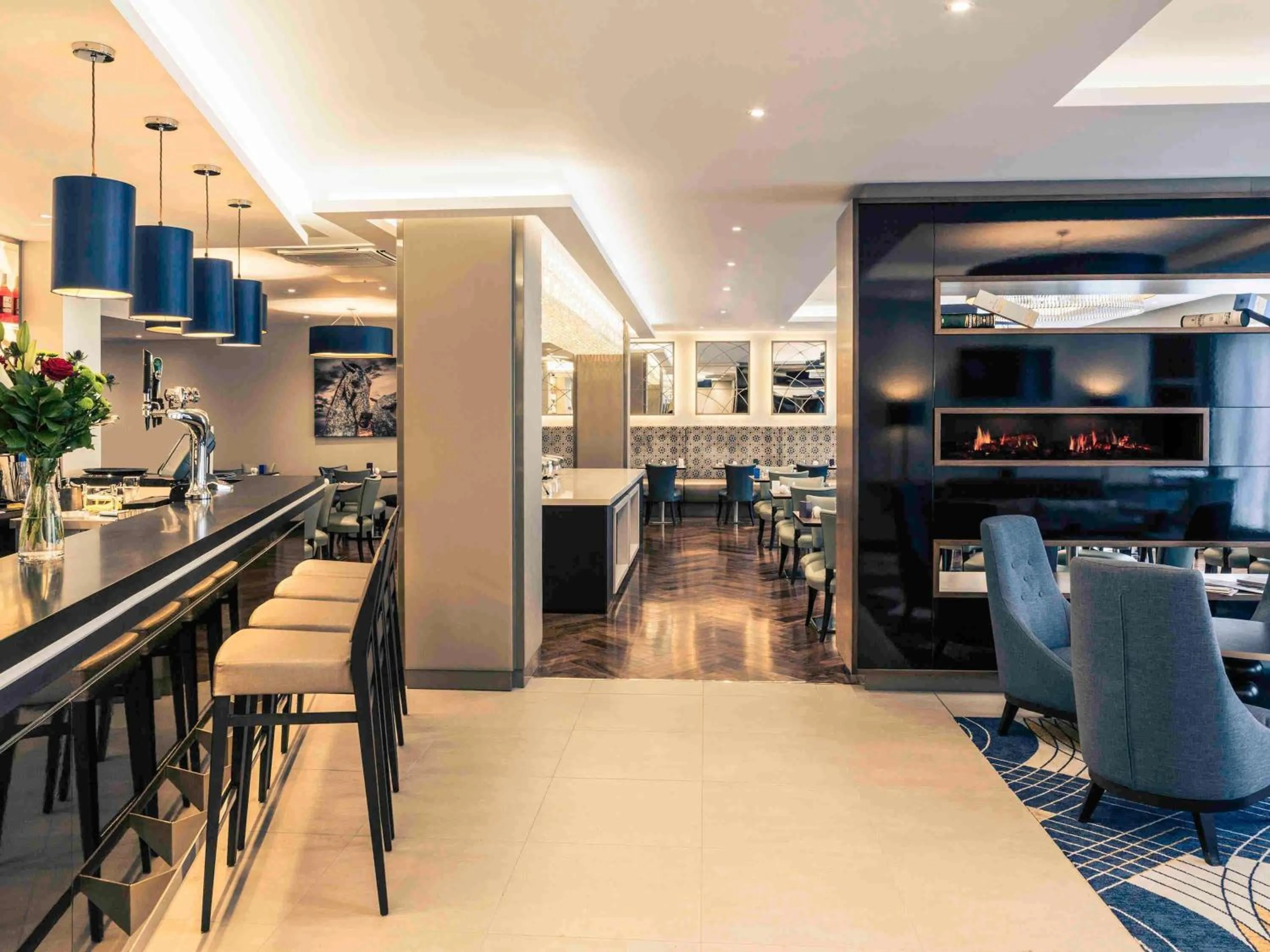 Lounge or bar in Mercure Edinburgh Haymarket