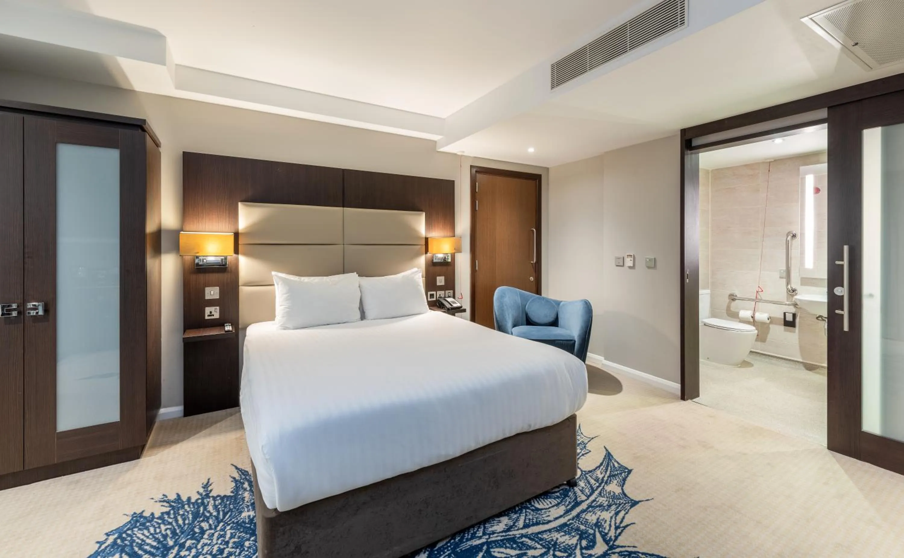 Shower, Bed in Mercure Edinburgh Haymarket