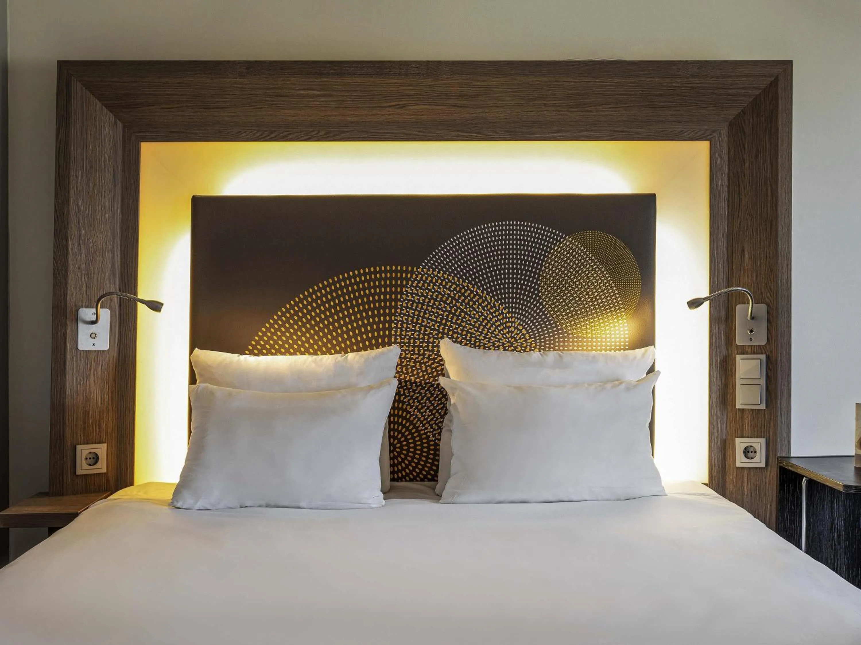 Bedroom, Bed in Novotel Paris Saint Denis Stade Basilique