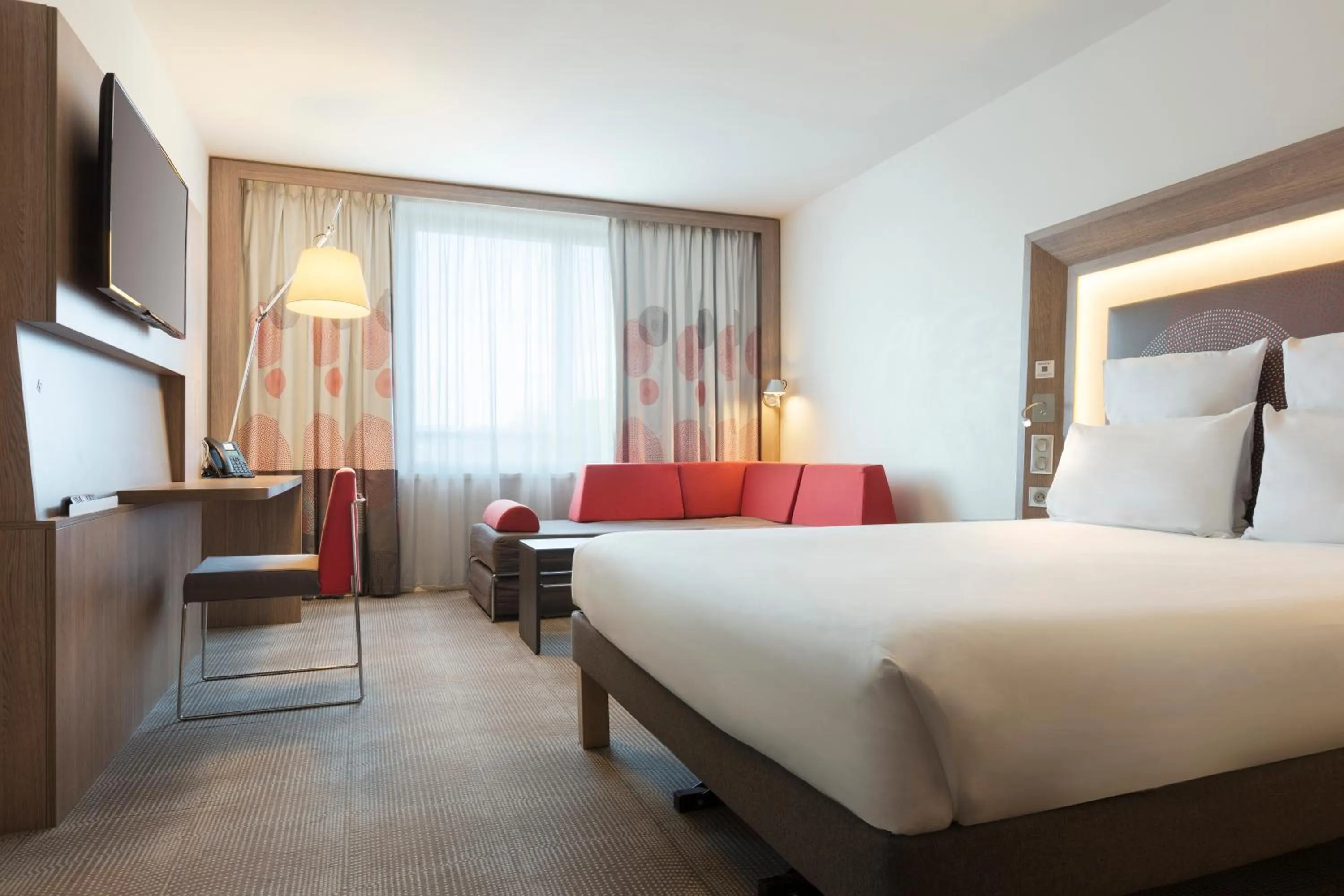 Bed in Novotel Paris Saint Denis Stade Basilique