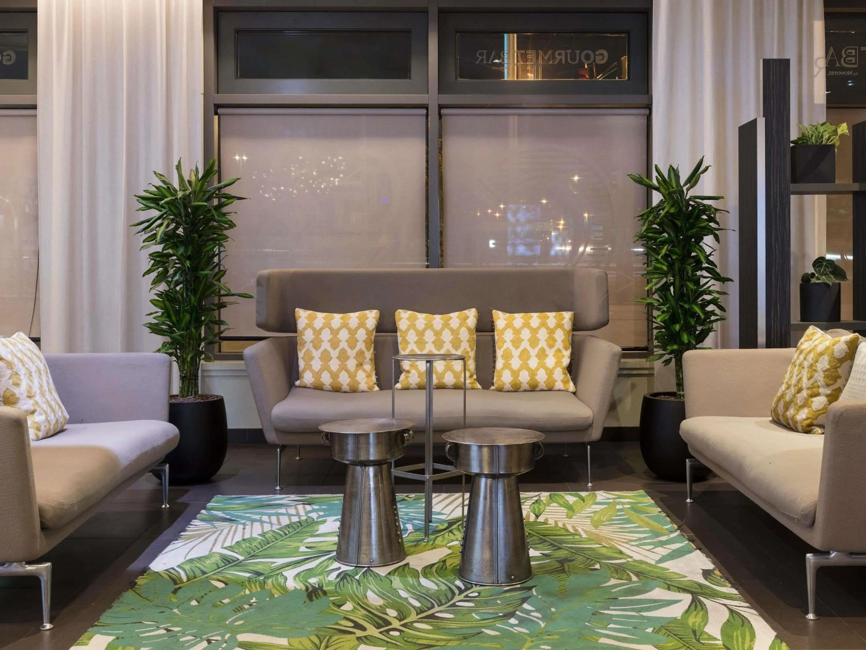 Lounge or bar in Novotel Paris Saint Denis Stade Basilique