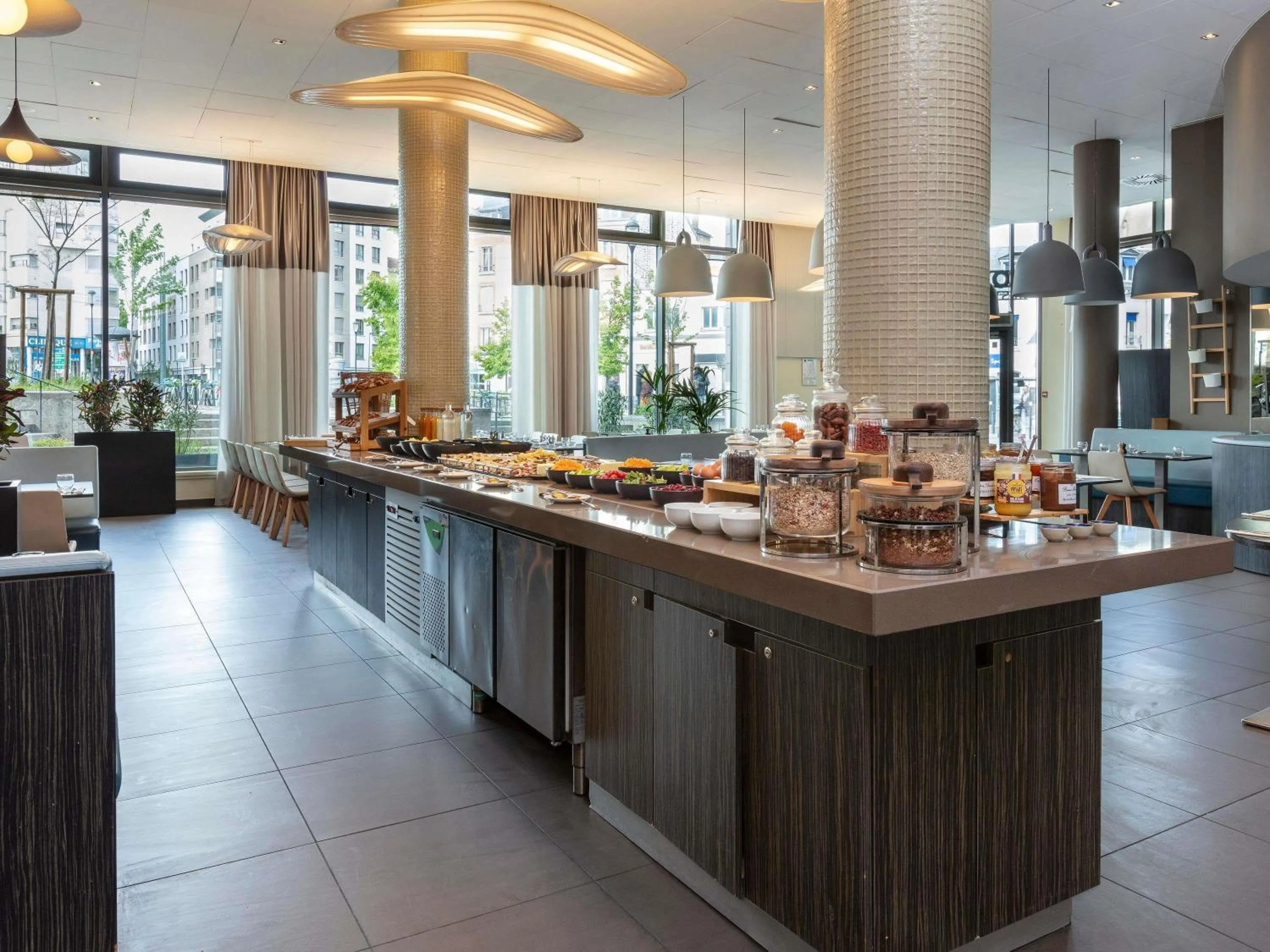 Restaurant/places to eat in Novotel Paris Saint Denis Stade Basilique