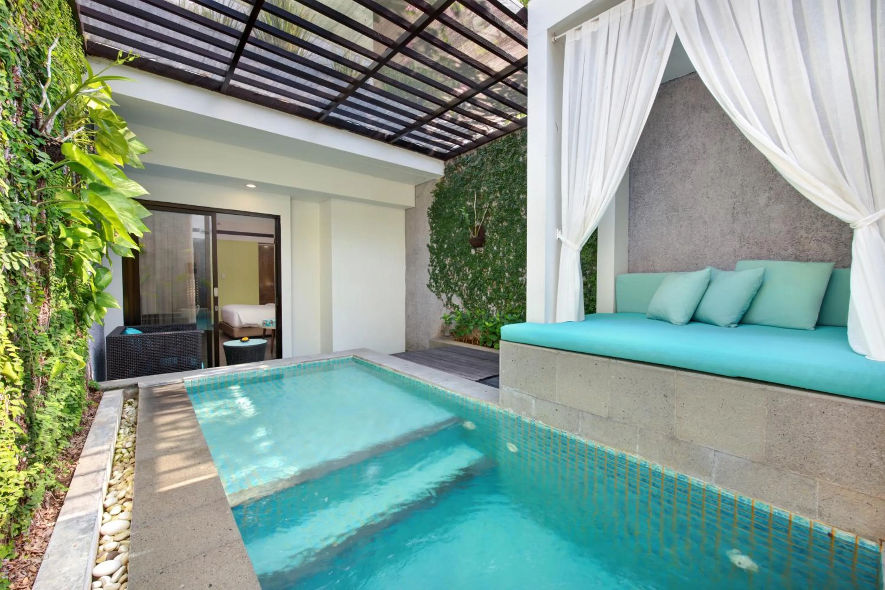 Swimming pool in Mercure Bali Legian