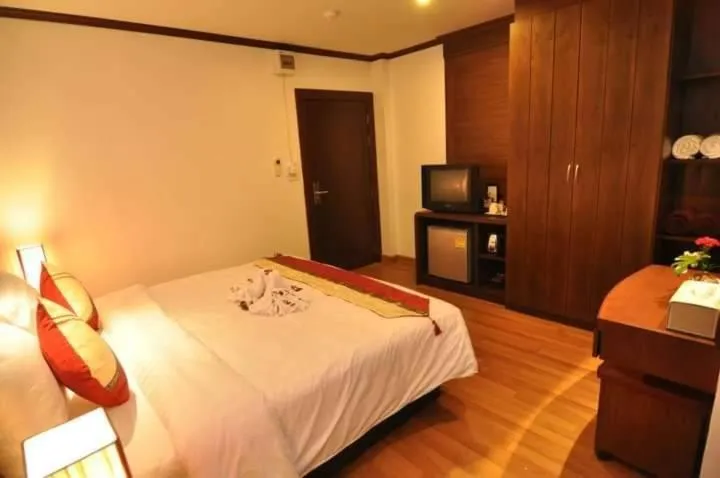 Bedroom, Bed in Hemingway's Hotel