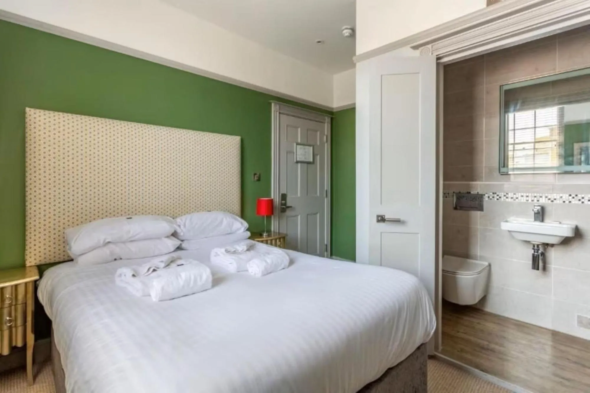 Bedroom, Bed in Crescent Victoria Hotel