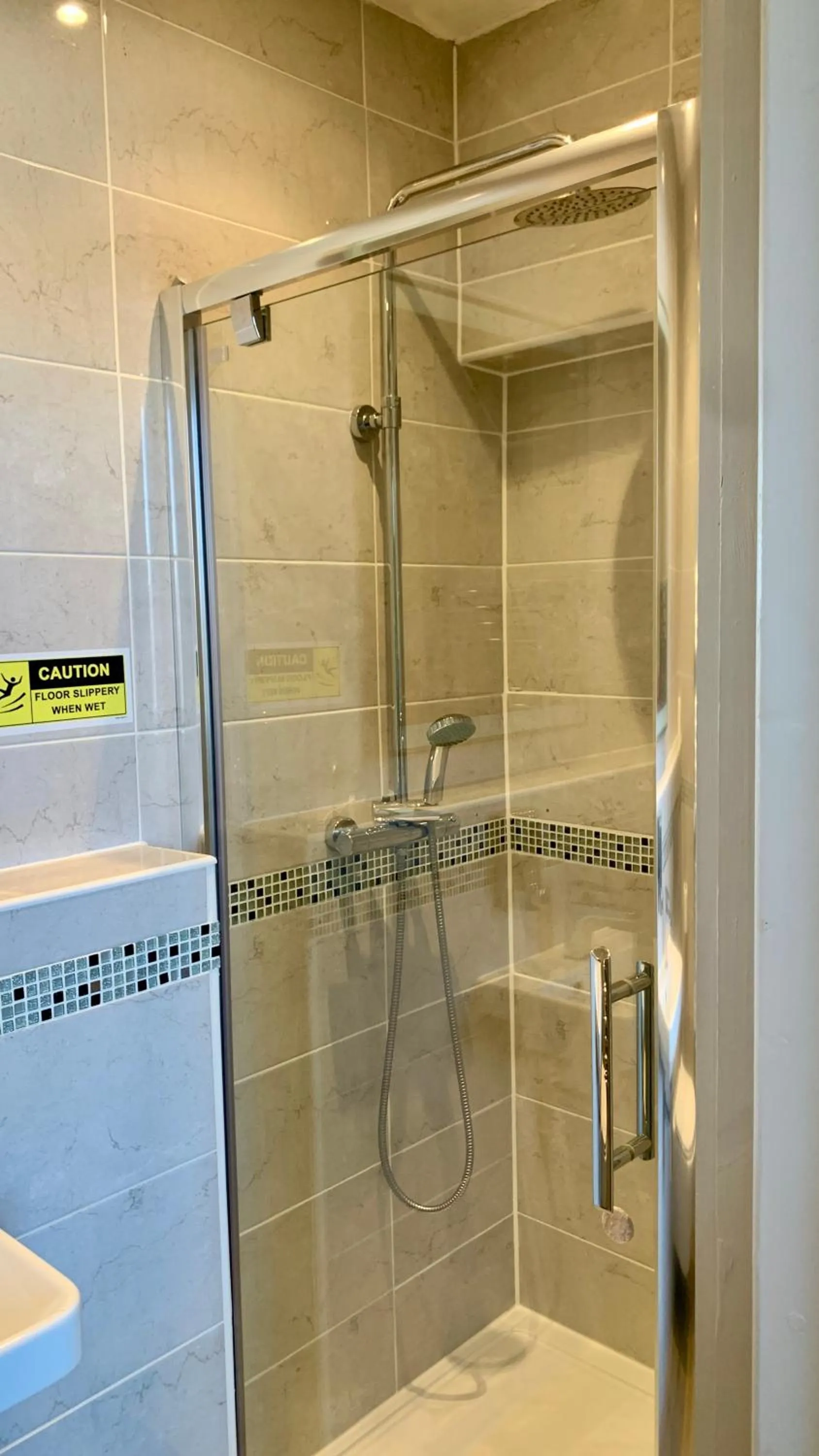 Shower in Crescent Victoria Hotel