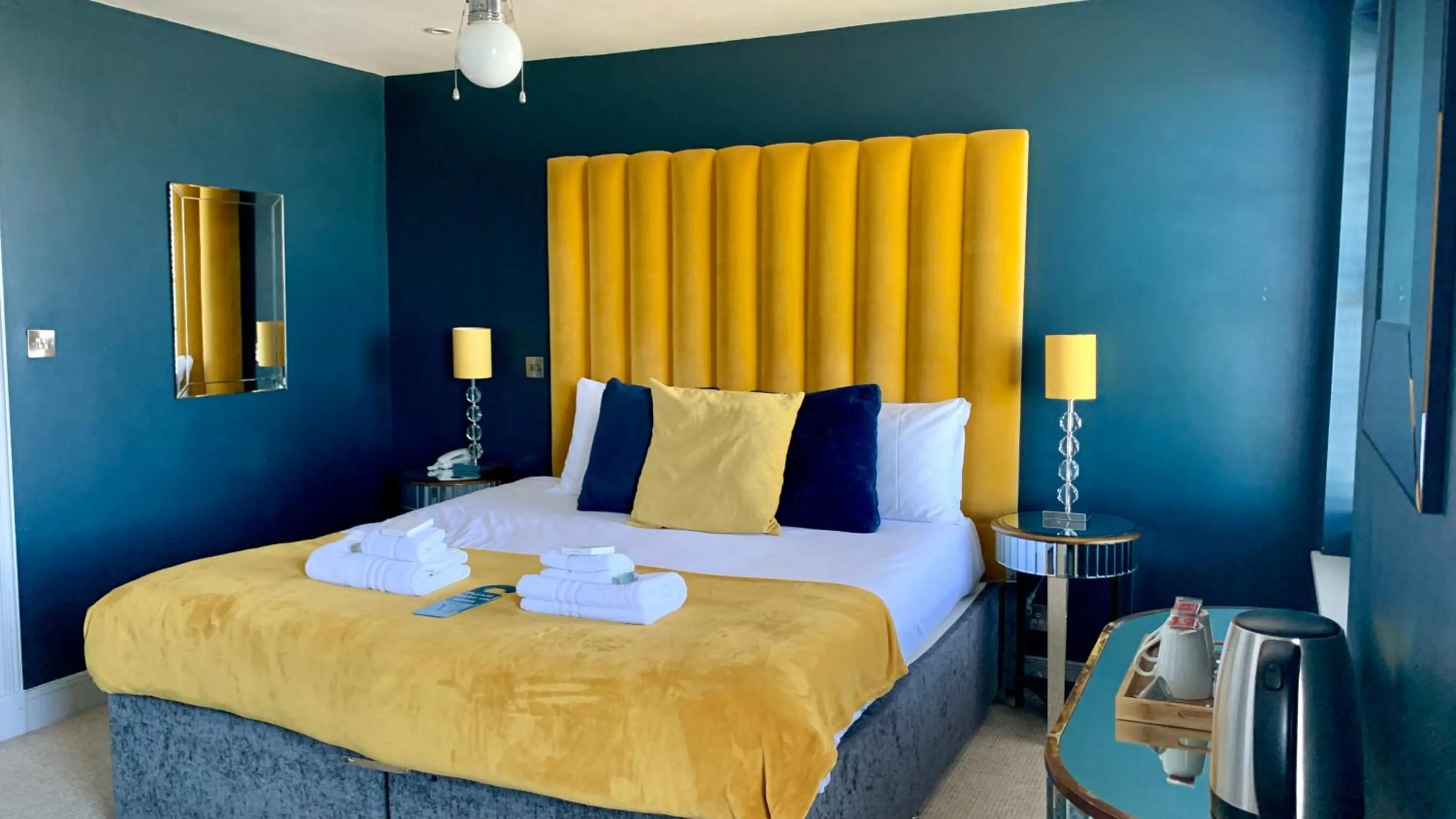 Bedroom, Bed in Crescent Victoria Hotel