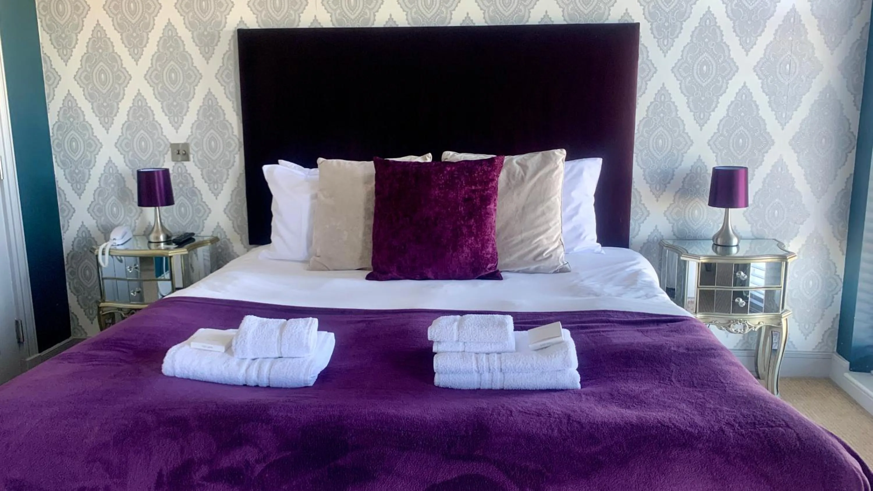 Bedroom, Bed in Crescent Victoria Hotel