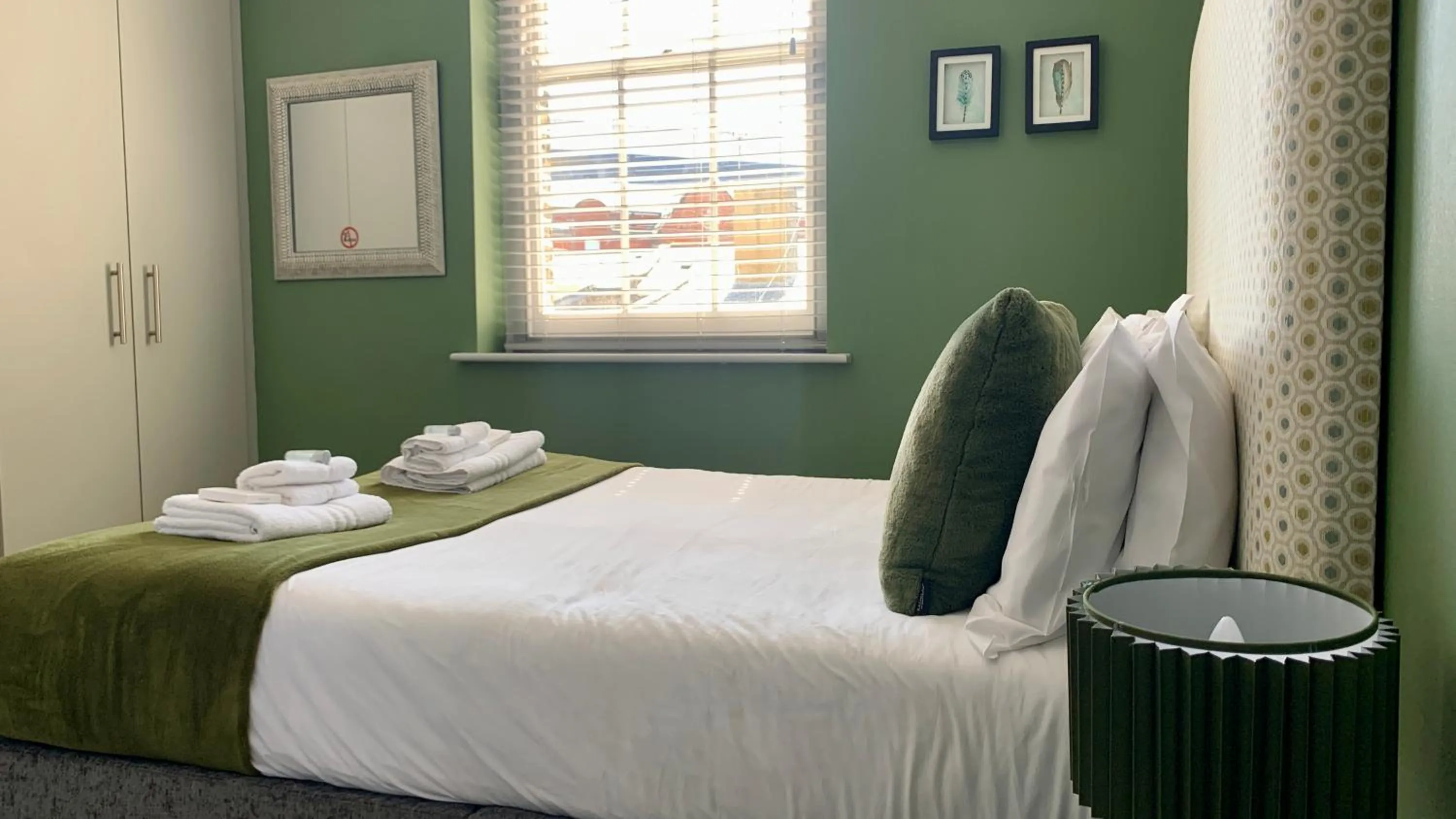 Bedroom, Bed in Crescent Victoria Hotel