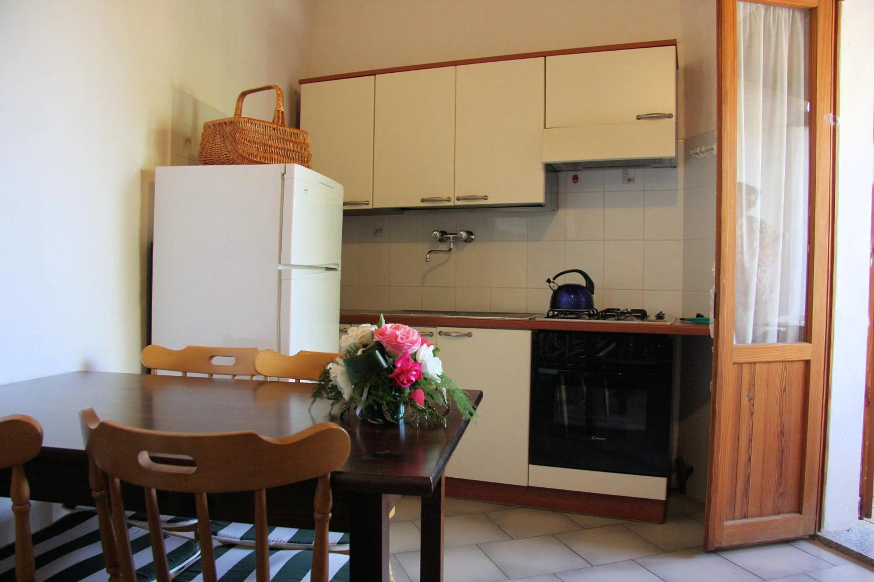 Kitchen or kitchenette in Sa Fiorida case vacanze