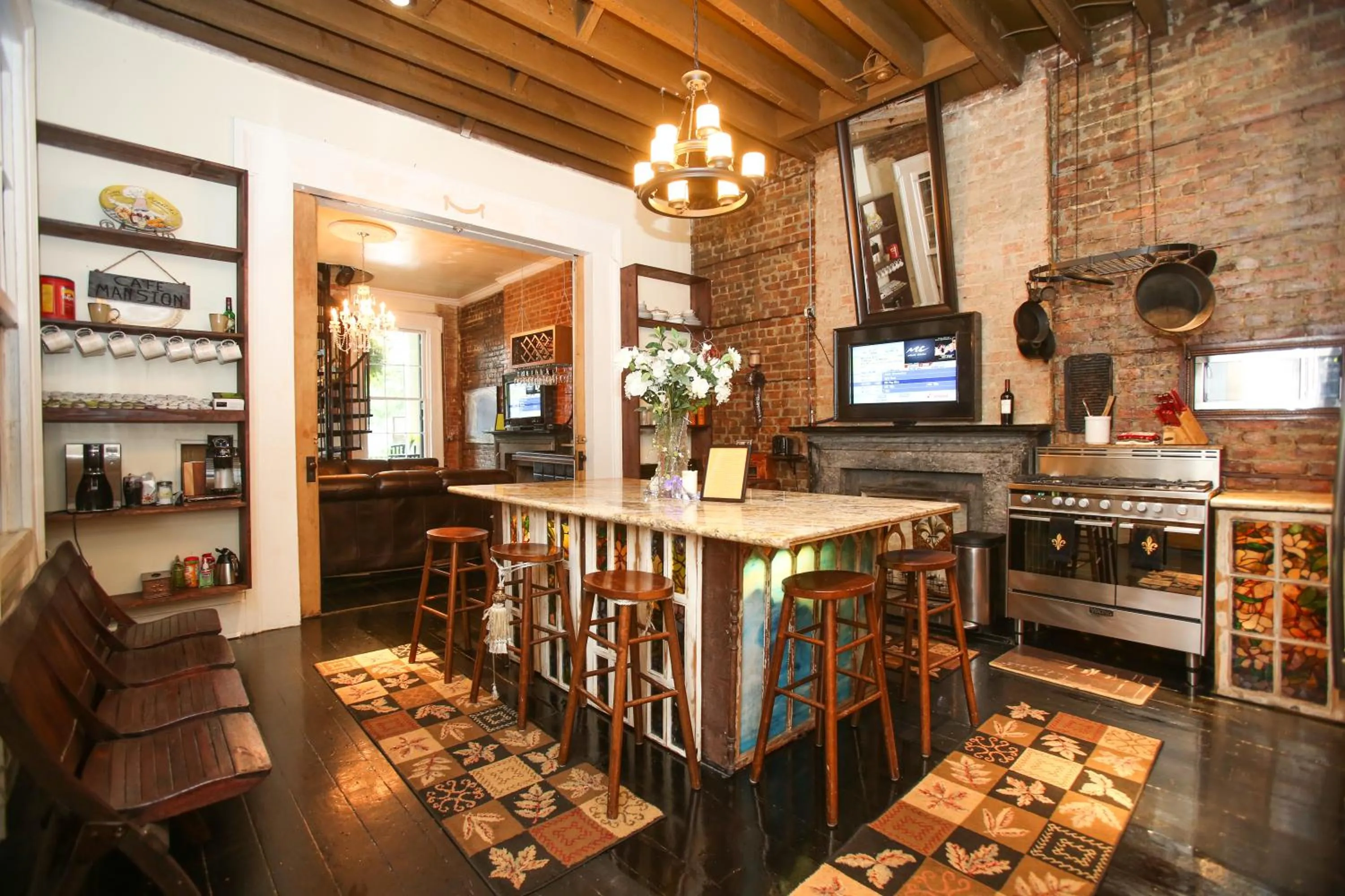 TV and multimedia in Fleur De Lis Mansion