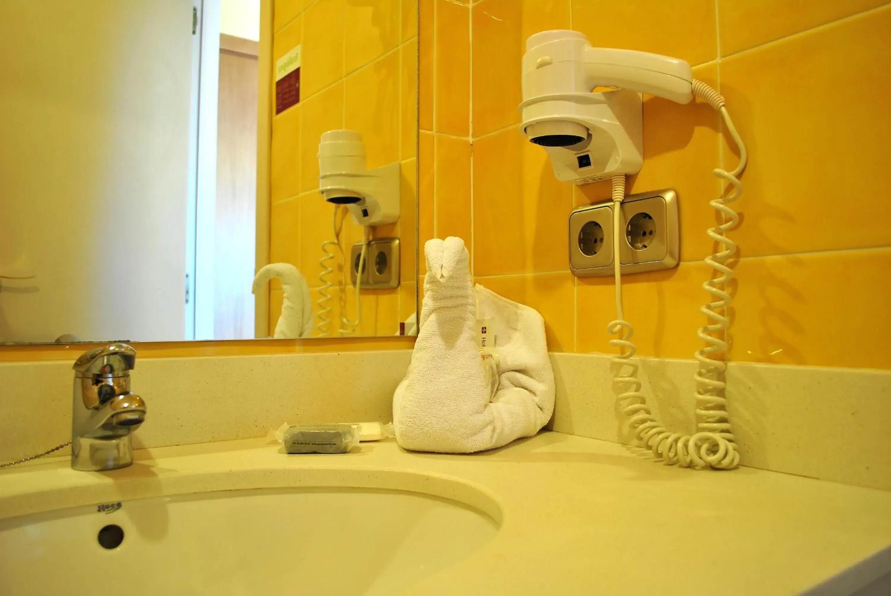 Twin Room (1 Adult + 2 Children) in Hotel Biarritz Twin Room (1 Adult + 2 Children) in Hotel Biarritz