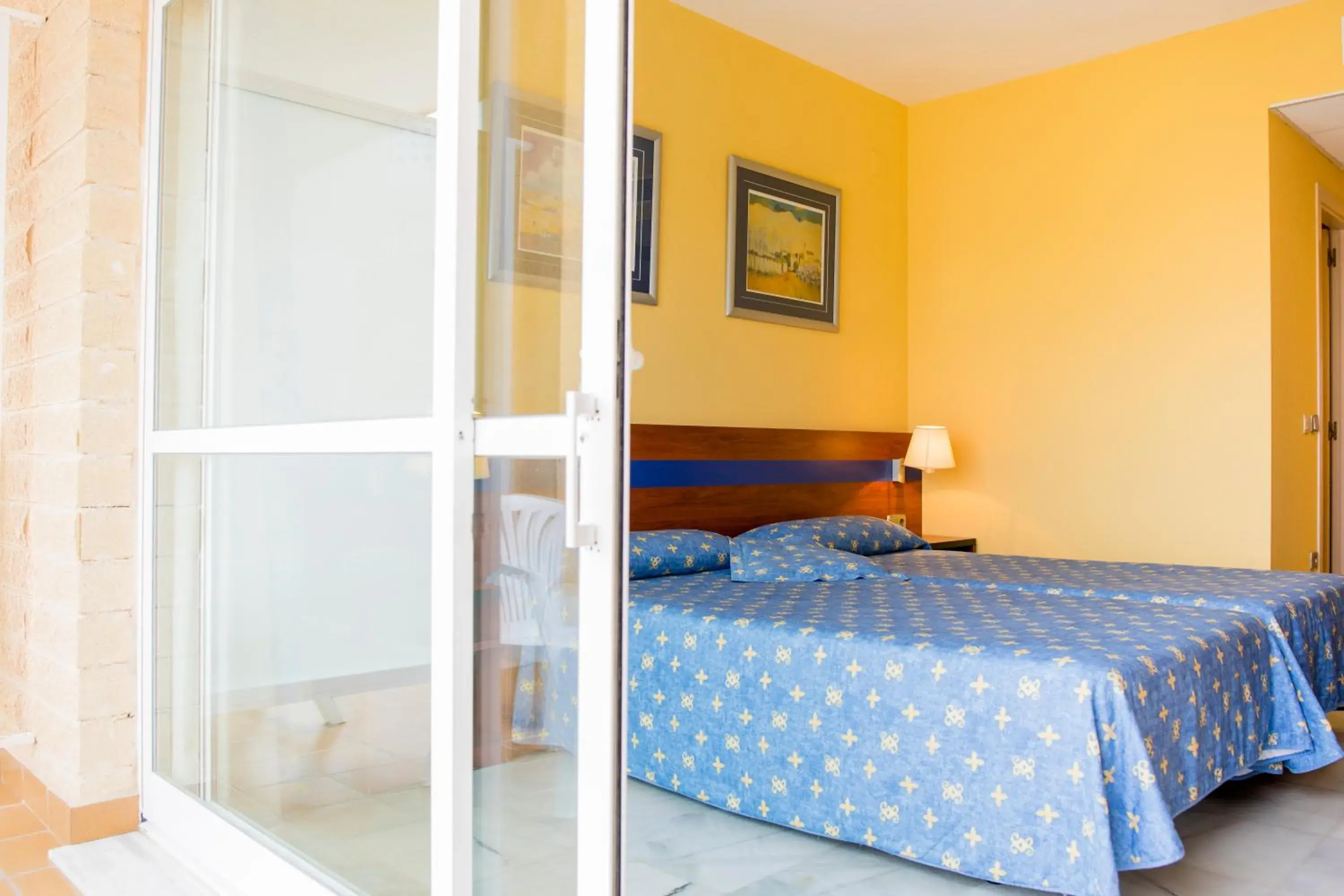 Superior Twin Room with Terrace (3 Adults) in Hotel Biarritz Superior Twin Room with Terrace (3 Adults) in Hotel Biarritz