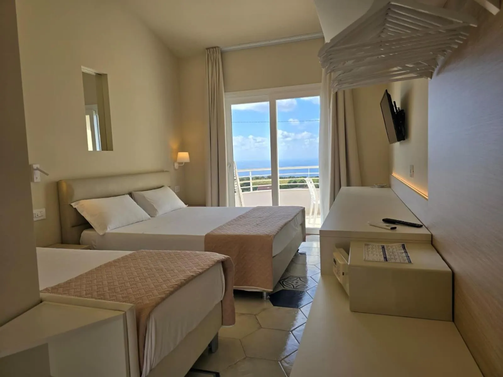 TV and multimedia, Bed in Borgo San Cosmo Tropea