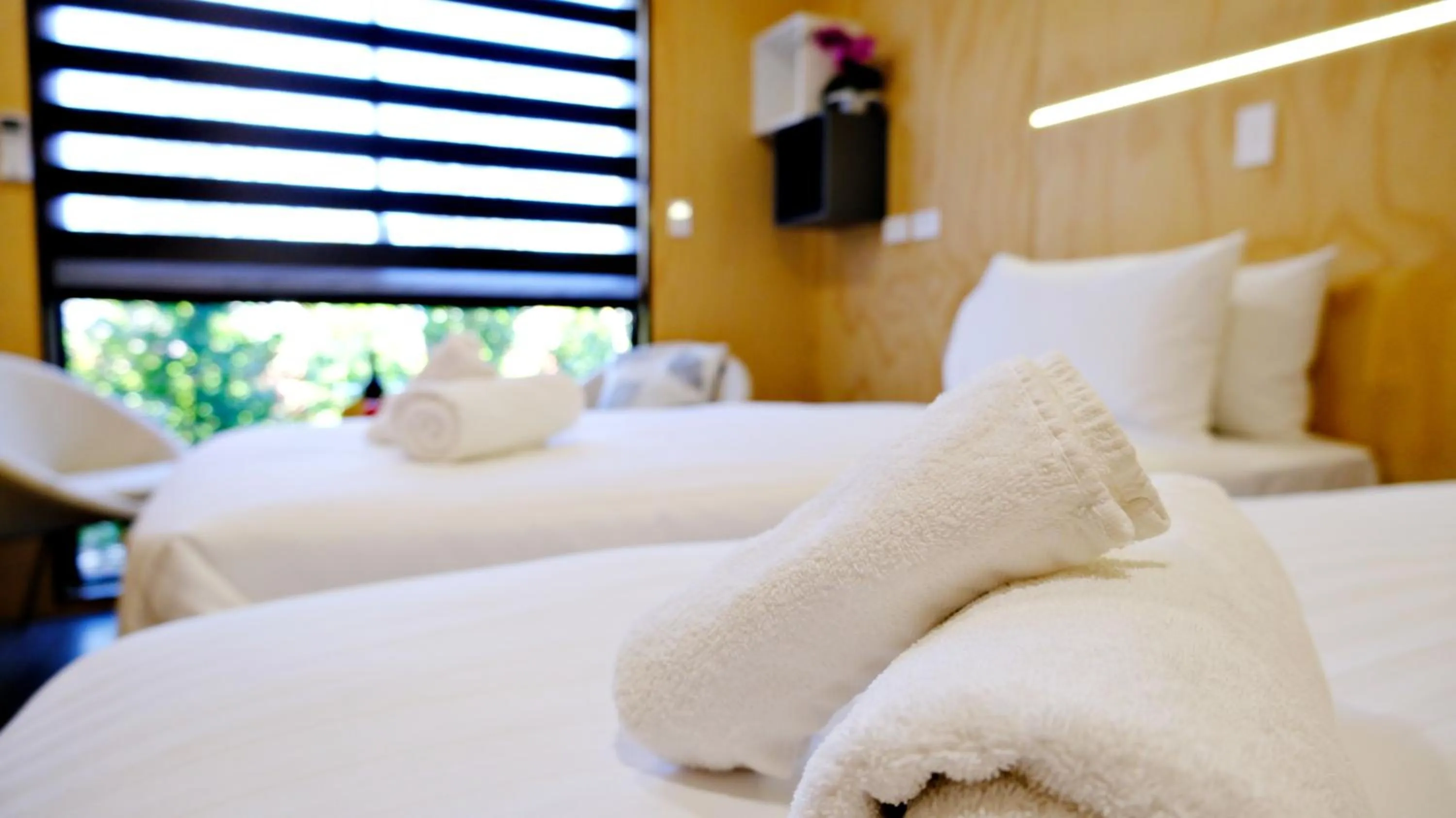 towels, Bed in Gallery Hotel Manjimup