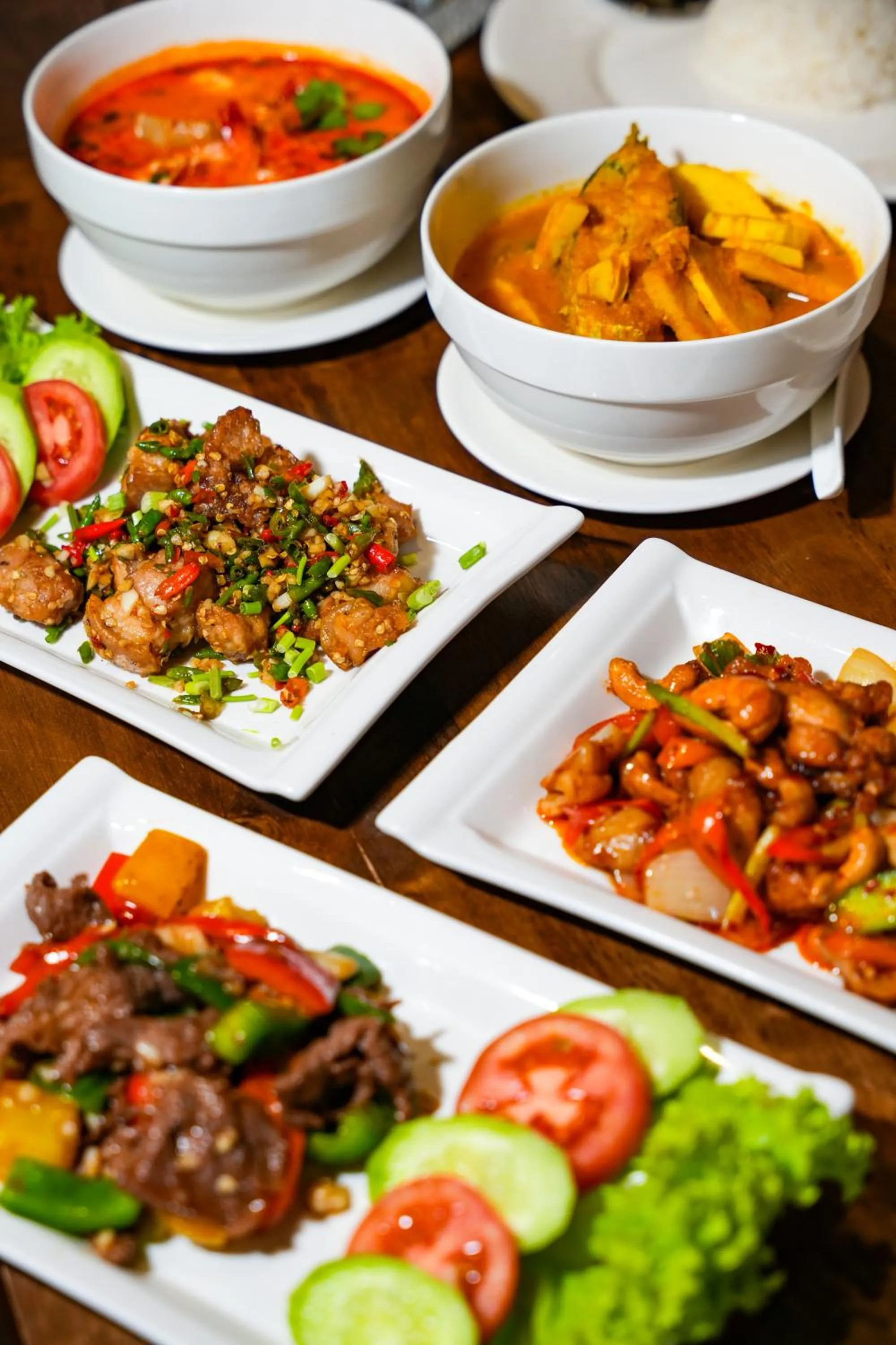 Restaurant/places to eat in Kenikar Raintree Residence Hotel