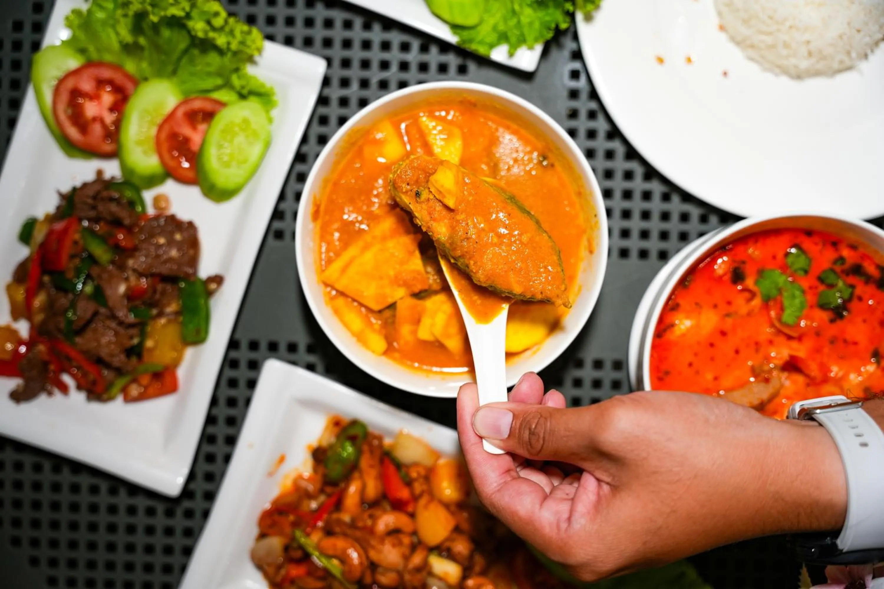 Restaurant/places to eat in Kenikar Raintree Residence Hotel