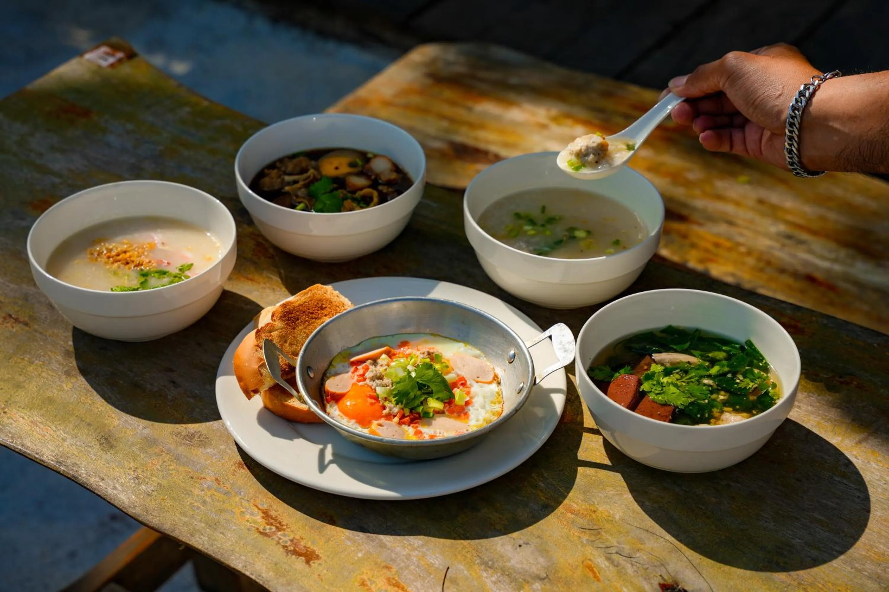 Restaurant/places to eat in Kenikar Raintree Residence Hotel