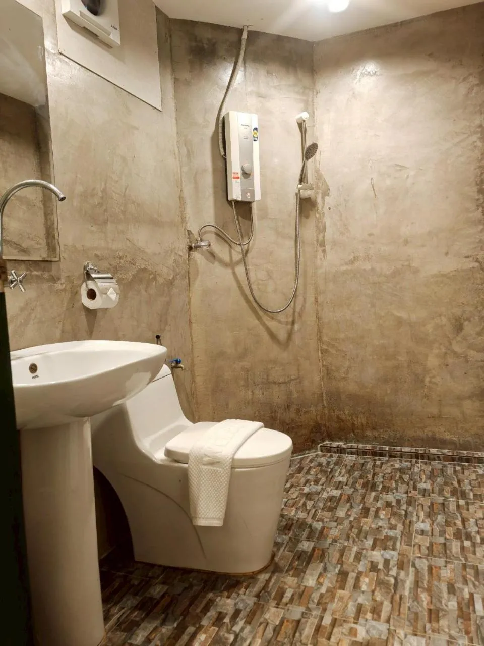 Shower in Kenikar Raintree Residence Hotel