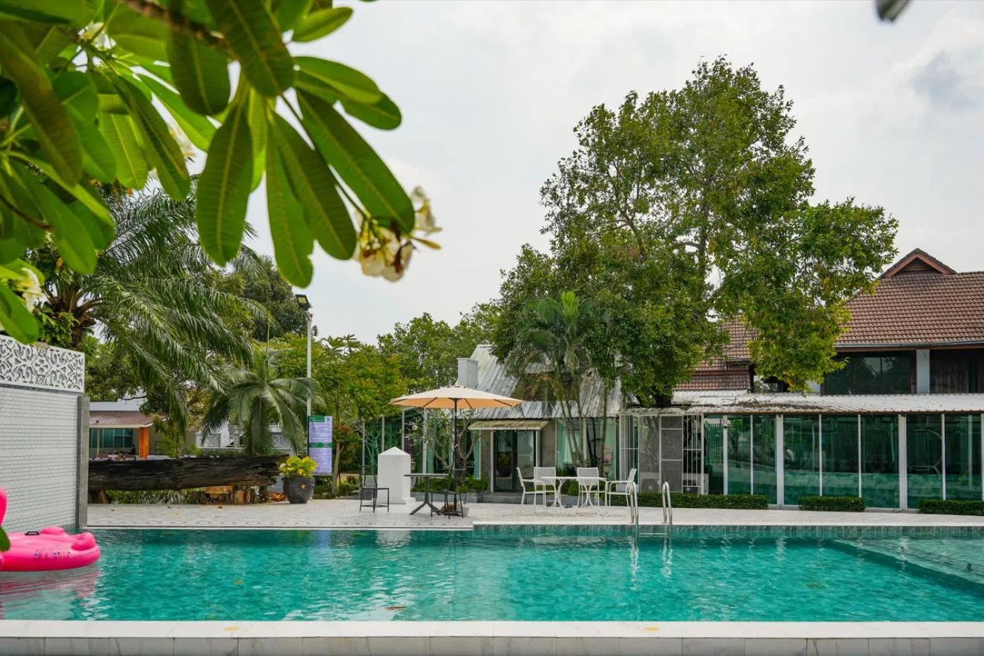 Day in Kenikar Raintree Residence Hotel