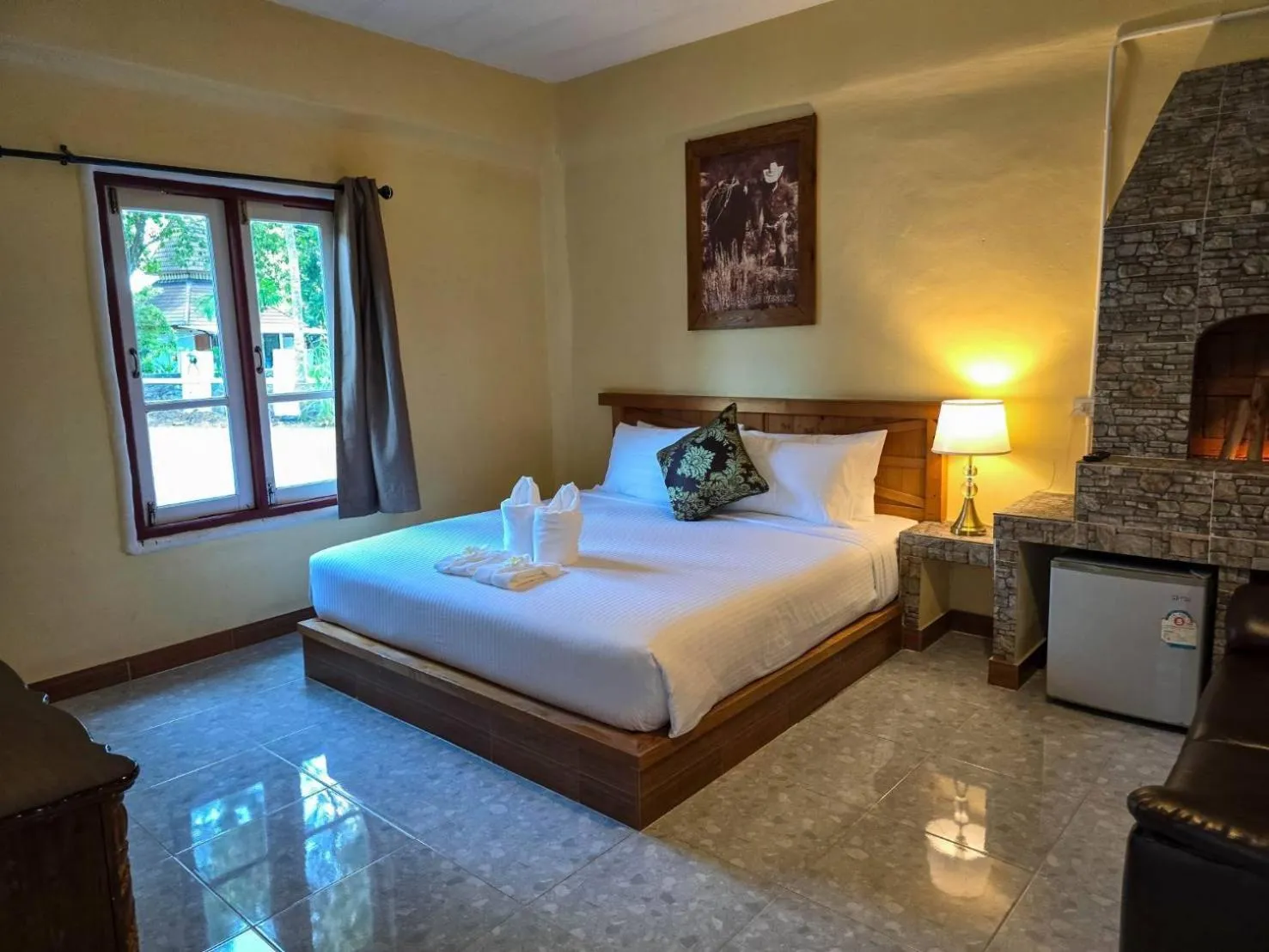 Bedroom, Bed in Kenikar Raintree Residence Hotel