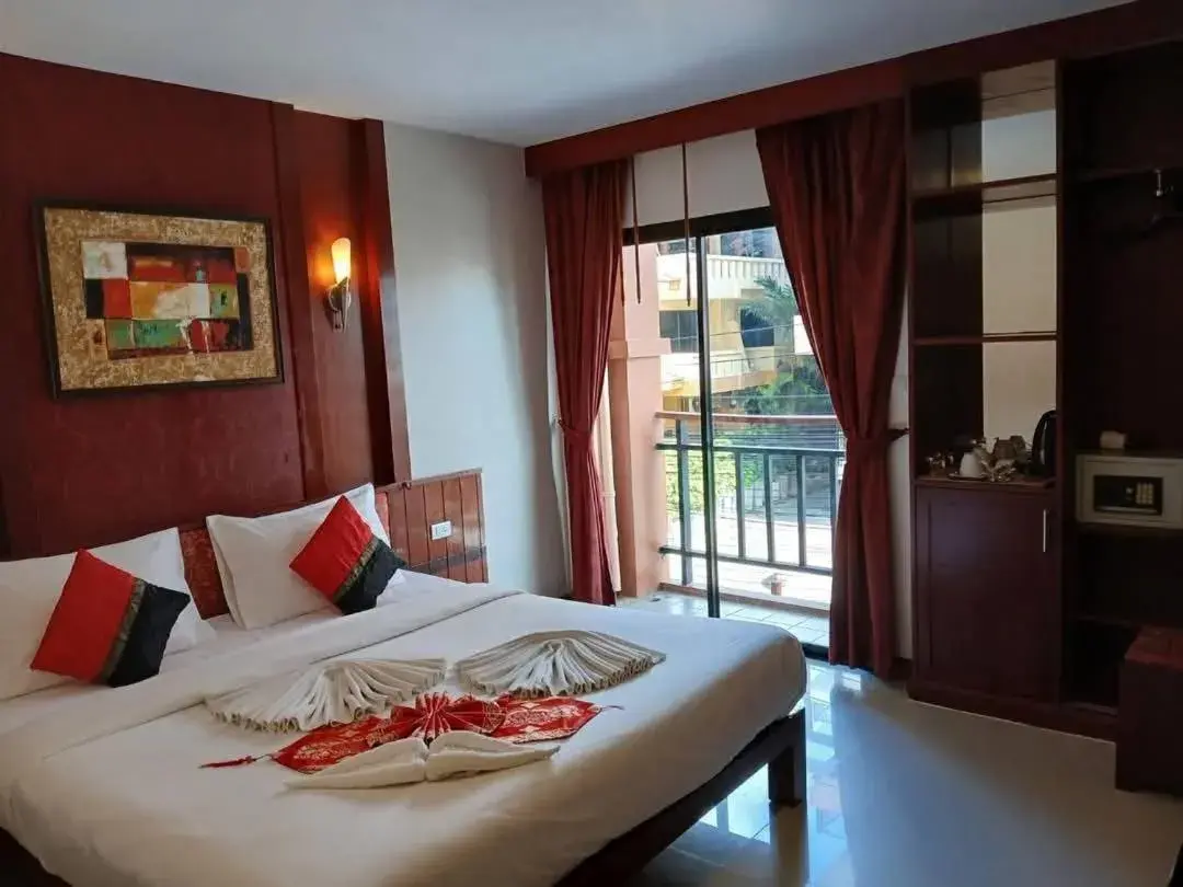 Deluxe Double Room in Patong Hemingways Hotel Deluxe Double Room in Patong Hemingways Hotel