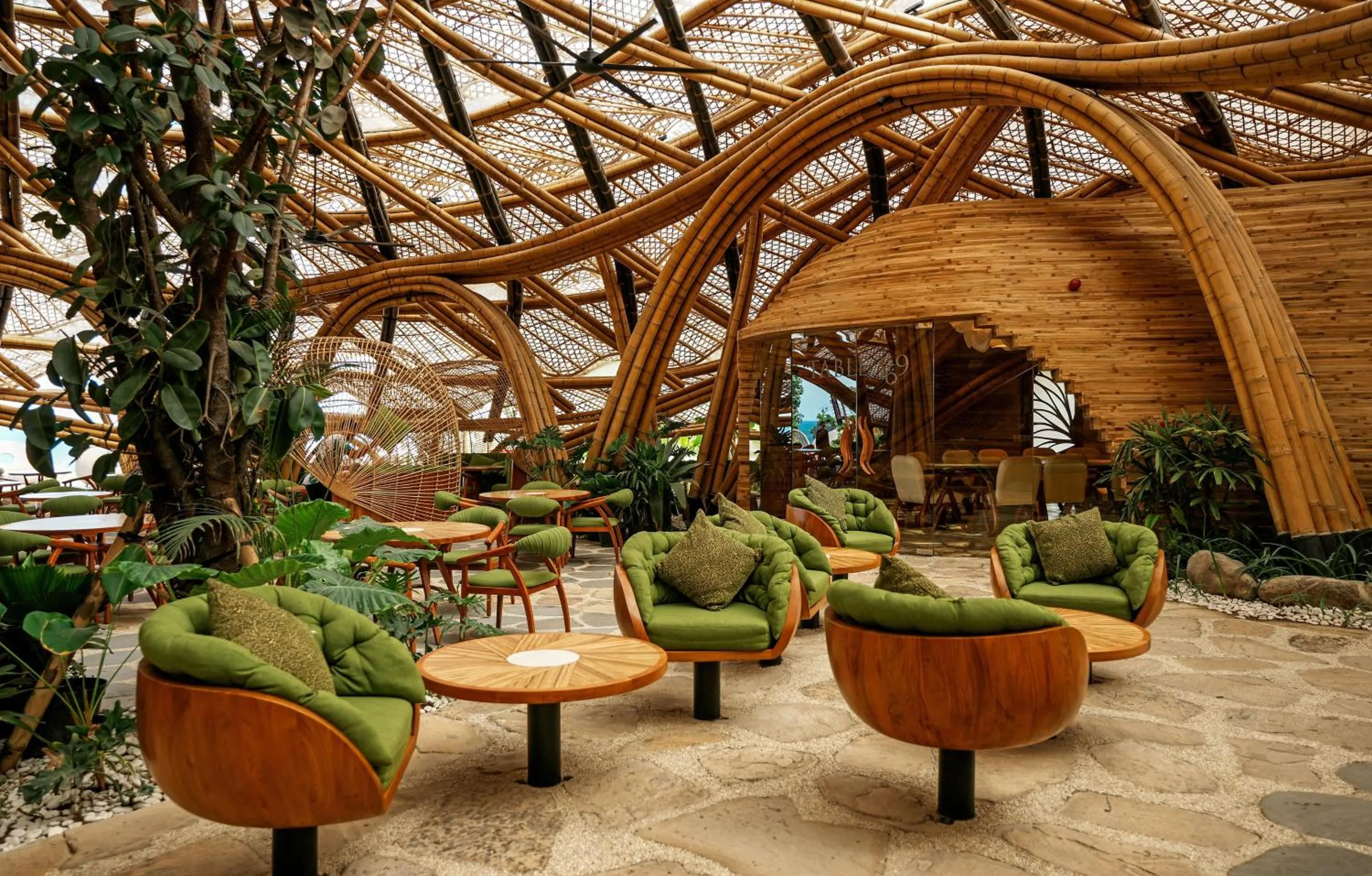 Restaurant/places to eat in Nuanu Suites & Accommodations