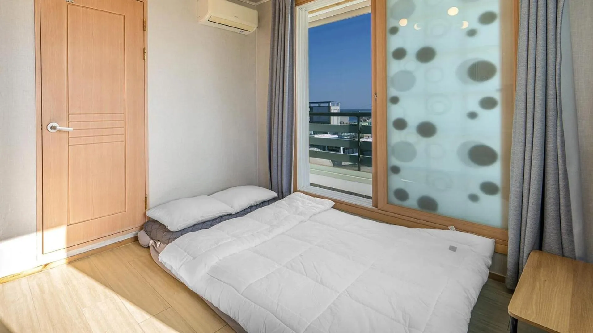 Property building, Bed in Gangneung Basecamp Pension
