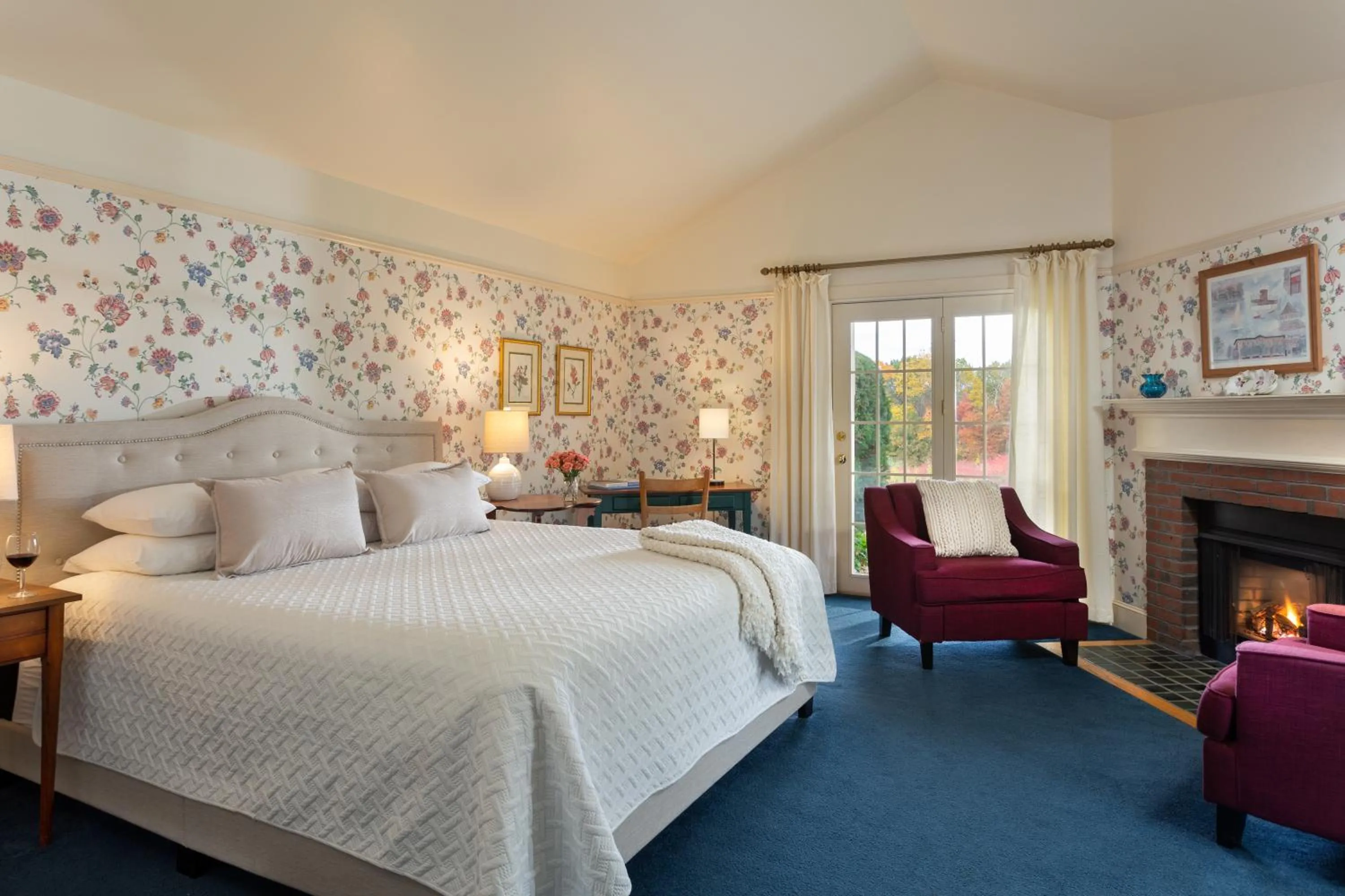 Photo of the whole room, Bed in Chesterfield Inn