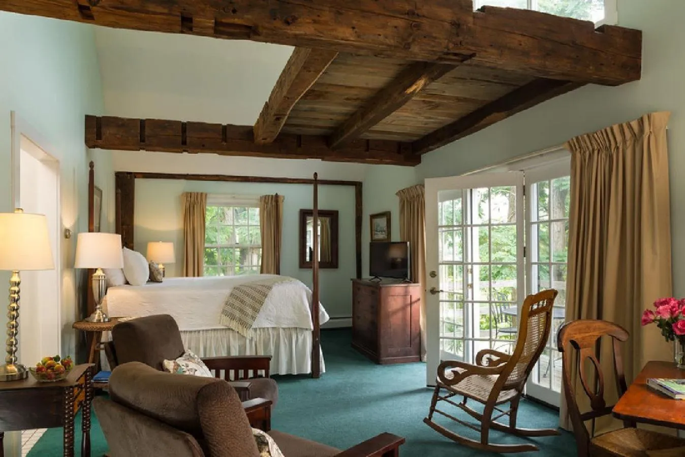 Photo of the whole room, Bed in Chesterfield Inn