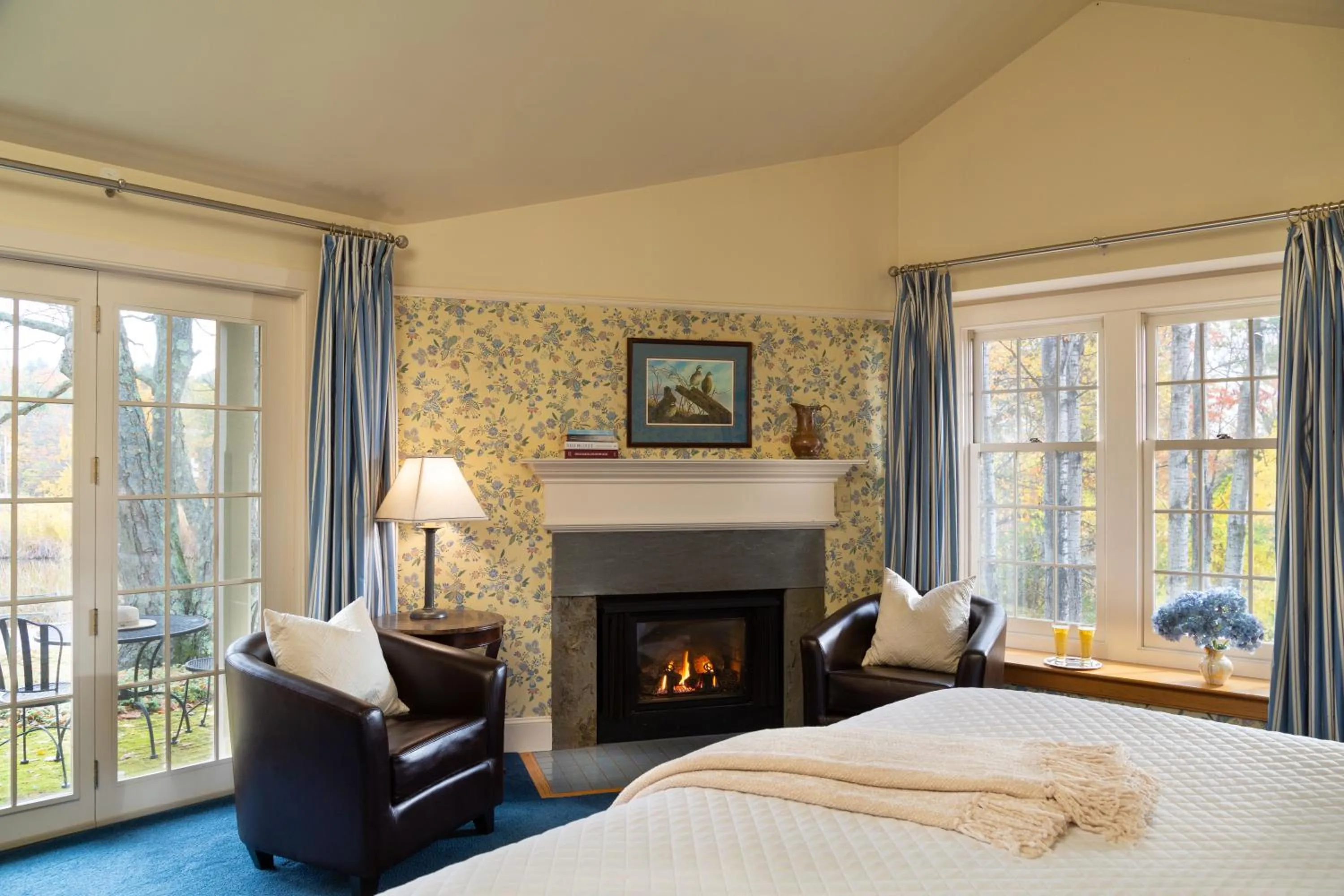 Seating area, Bed in Chesterfield Inn
