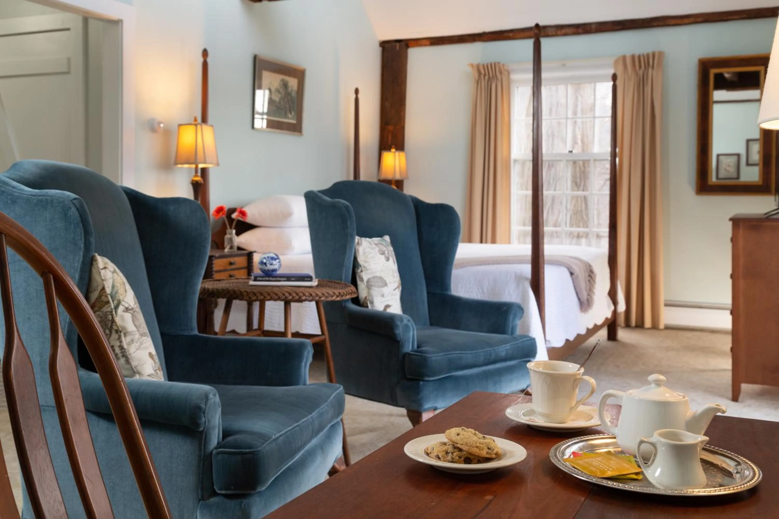 Seating area, Bed in Chesterfield Inn