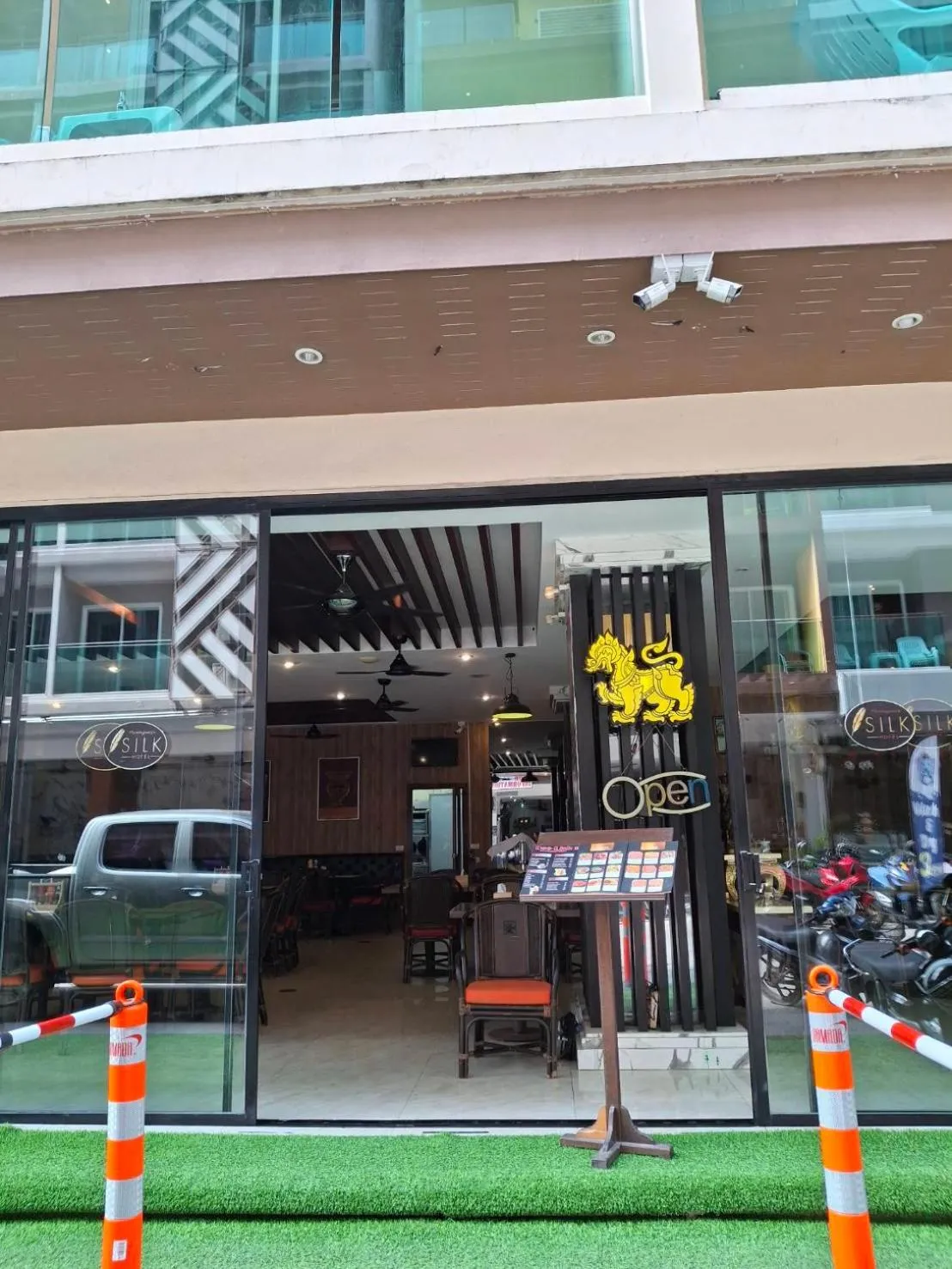 Restaurant/places to eat in Hemingways Silk Hotel