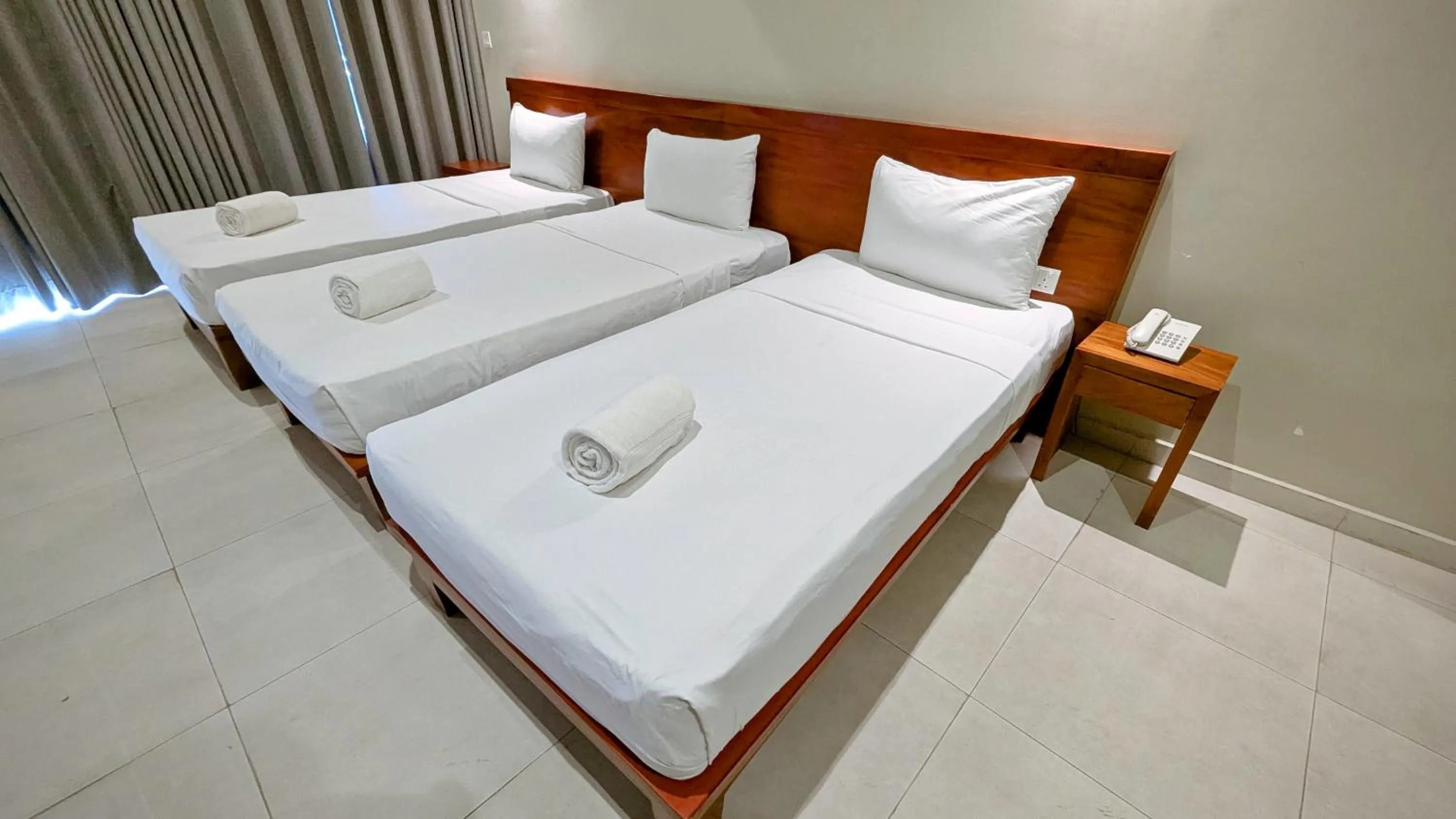 Bedroom, Bed in Oak Ray La Ella Breeze